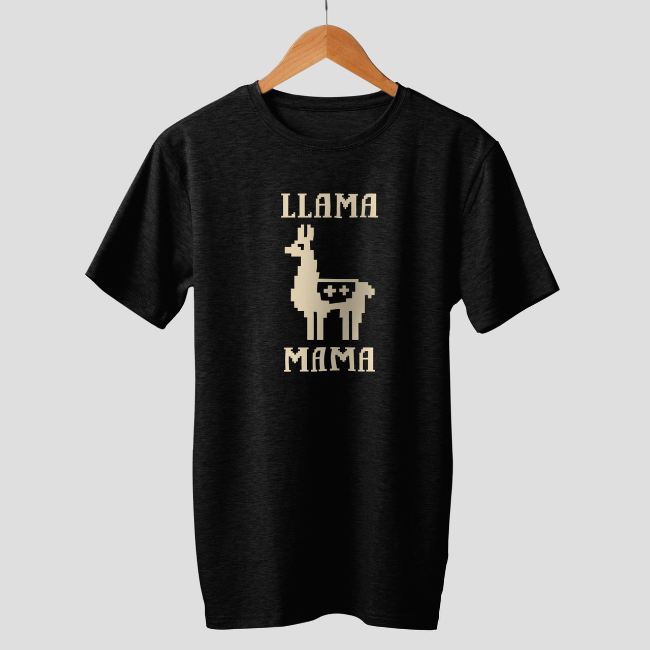 Schwarzes T-Shirt mit einem verpixelten Lama und den Worten LLAMA MAMA in Weiß.