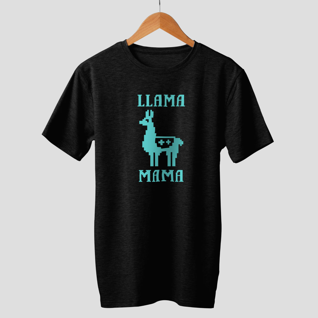 Schwarzes T-Shirt mit einem Lama-Design. Das Wort Llama steht über dem Bild und Mama darunter.