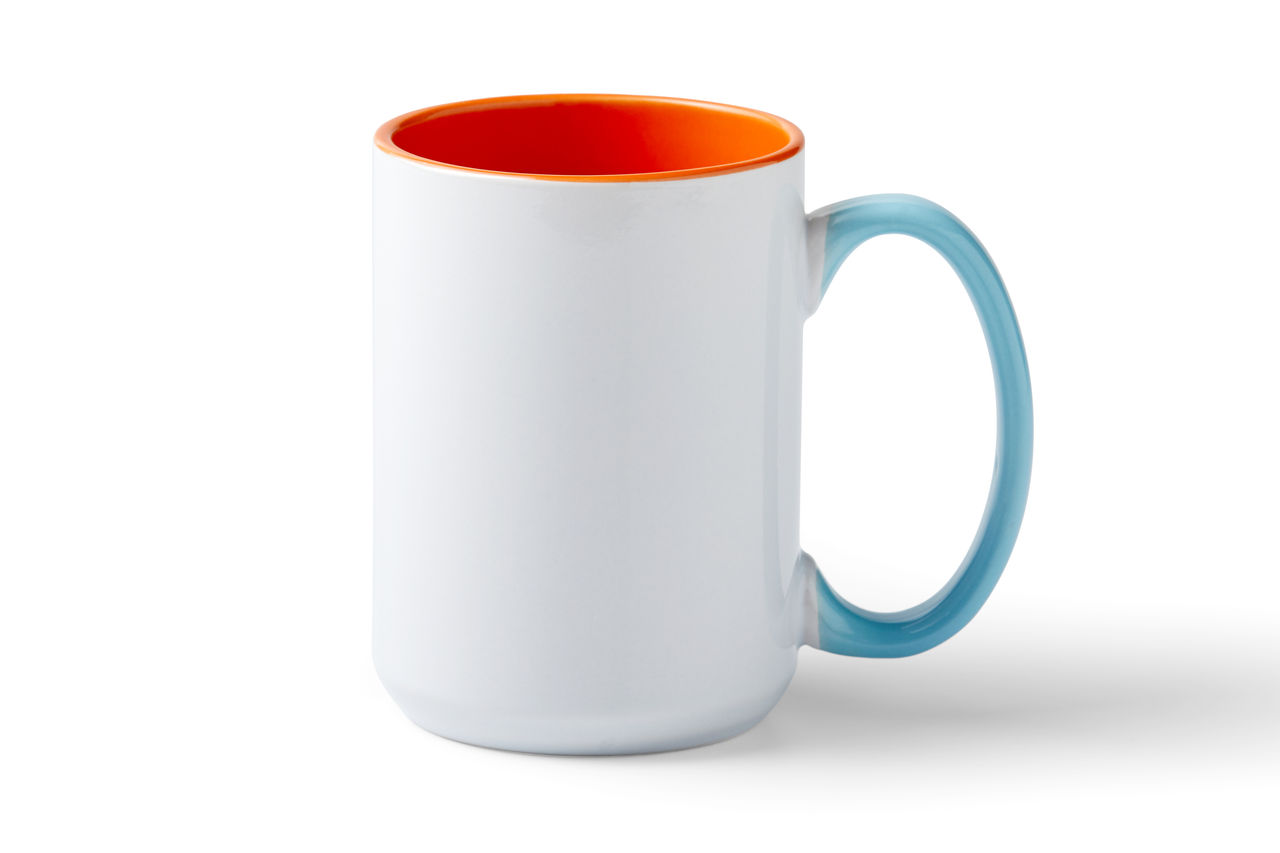 Weiße Tasse mit orangefarbenem Innenraum und blauem Griff. Die Tasse steht auf einer weißen Oberfläche.