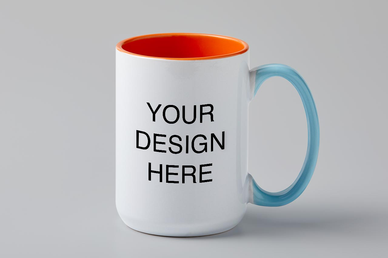 Weiße Tasse mit orangefarbenem Innenraum und blauem Henkel. 'YOUR DESIGN HERE' ist darauf geschrieben.