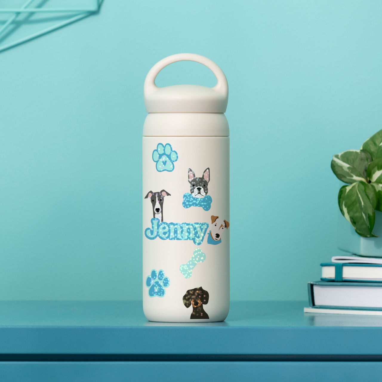 Weiße Wasserflasche mit Hundeaufklebern, blauen Pfotenabdrücken und dem Namen "Jenny".