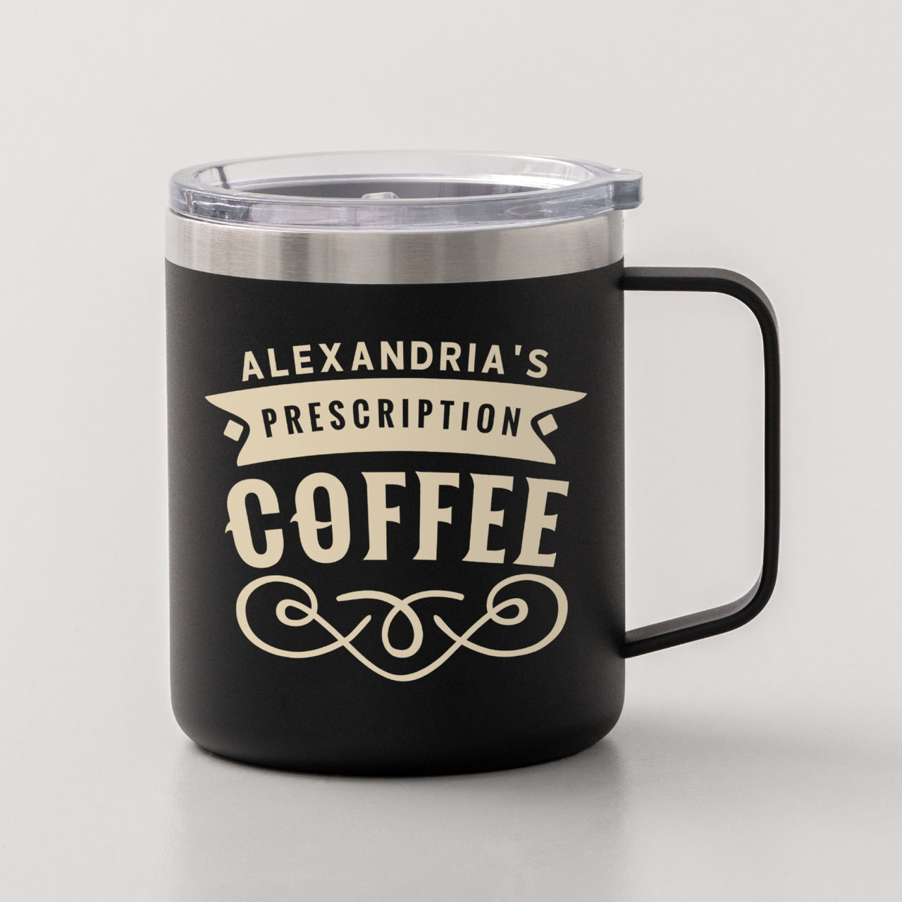 Schwarzer Kaffeebecher mit Aufdruck 'ALEXANDRIA'S PRESCRIPTION COFFEE'.