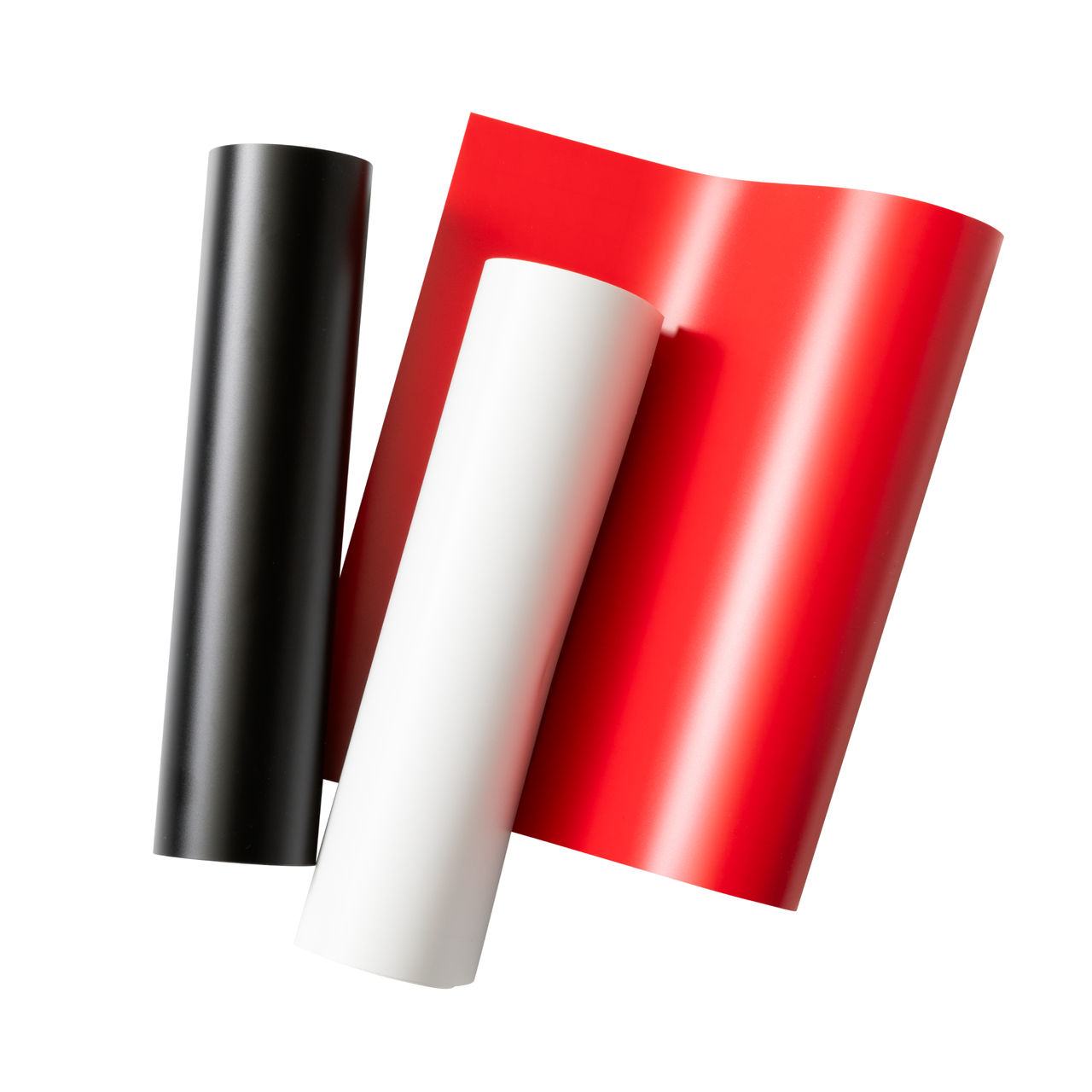 Drei Rollen farbiges Papier: schwarz, weiß und rot. Weißer Hintergrund. Isoliert im Studio aufgenommen.