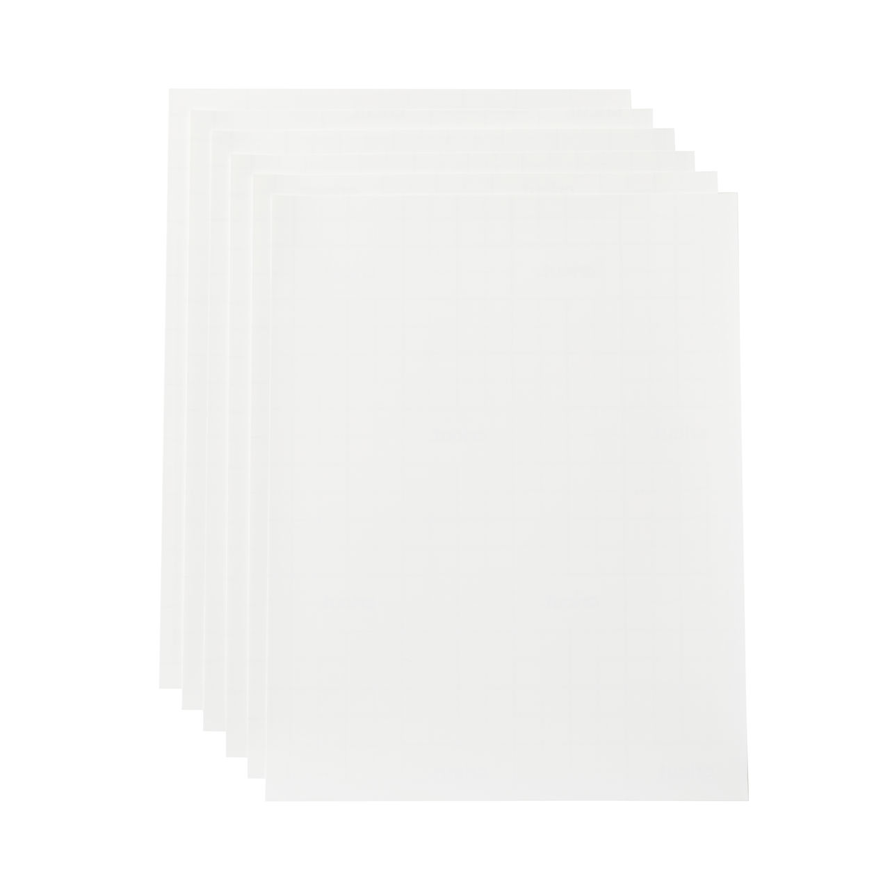 Ein Stapel weißer Papierblätter, leicht aufgefächert, auf weißem Hintergrund.
