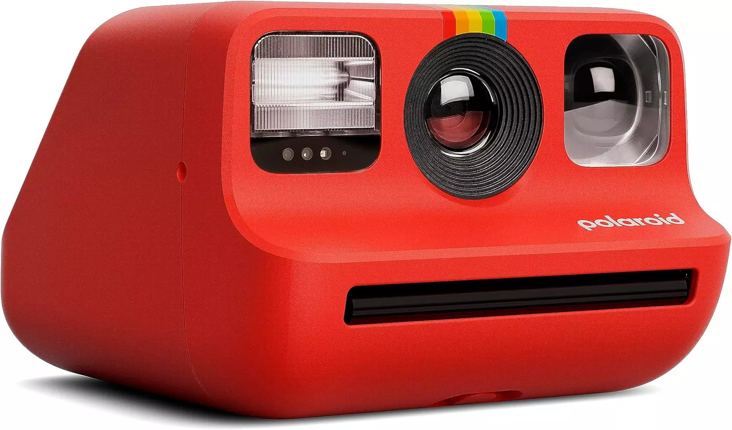 Czerwony aparat natychmiastowy Polaroid z tęczowym paskiem u góry i obiektywem.