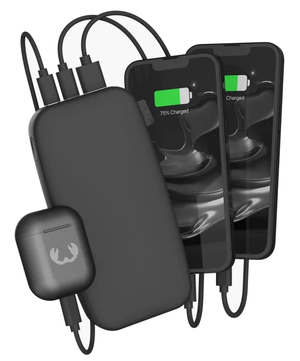 Czarny power bank z kablami ładującymi podłączonymi do dwóch telefonów i słuchawek, wszystko czarne.