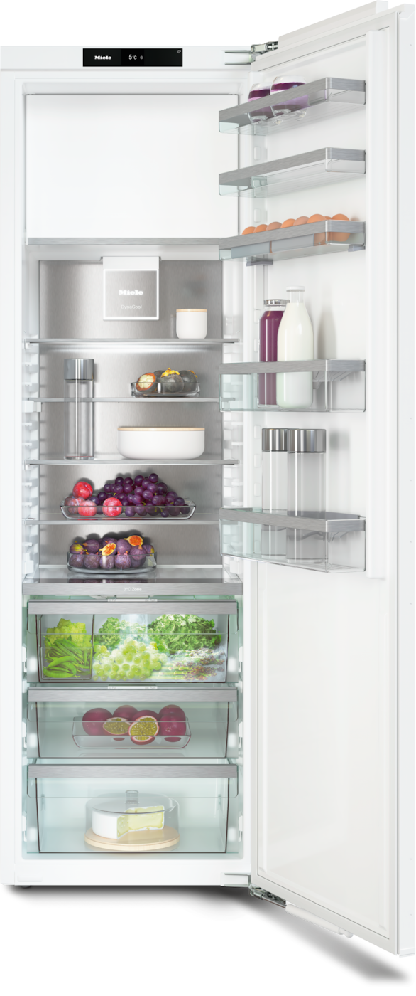 Offener Kühlschrank gefüllt mit Lebensmitteln: Eier, Trauben, Früchte, Gemüse und Milchprodukte. Das Innere ist Edelstahl.