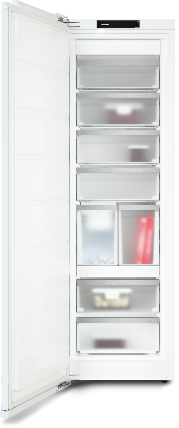Ein offener weißer Kühlschrank mit mehreren Glasfächern und Schubladen.