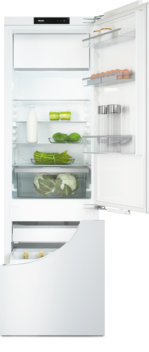 Ein offener weißer Kühlschrank mit Lebensmitteln wie Eiern, Spargel und Blumenkohl.