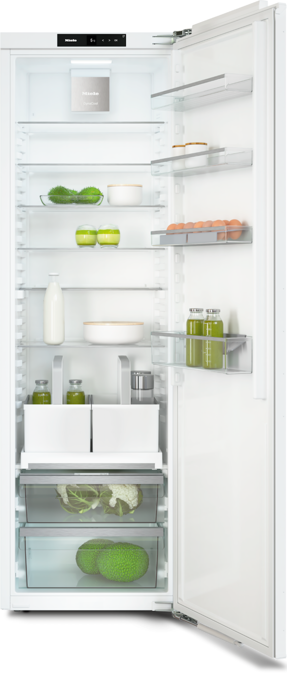 Offener Kühlschrank mit Lebensmitteln: Eier, Flaschen, Gemüse und Obst.