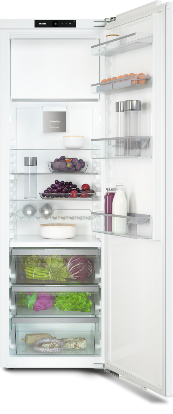 Ein offener Kühlschrank mit Obst, Gemüse, Eiern und Wurstwaren.