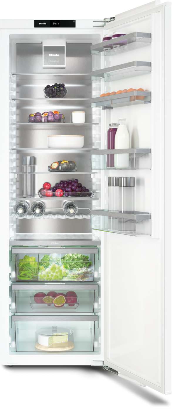 Offener Kühlschrank mit Lebensmitteln: Obst, Gemüse, Eier und Getränke. Regale sind sichtbar, Tür rechts.