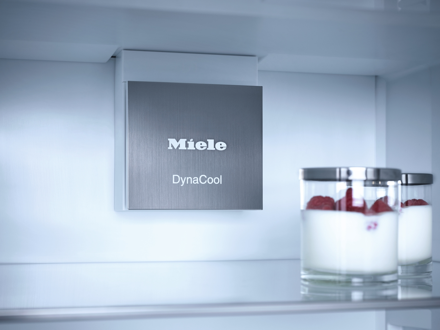 Miele DynaCool-Gerät in einem Kühlschrank mit Joghurtgläsern.