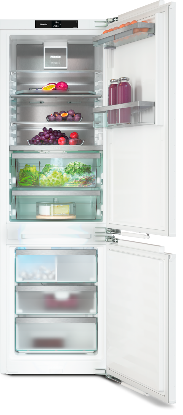Offener Kühlschrank mit Obst, Gemüse, Eiern und Getränken.