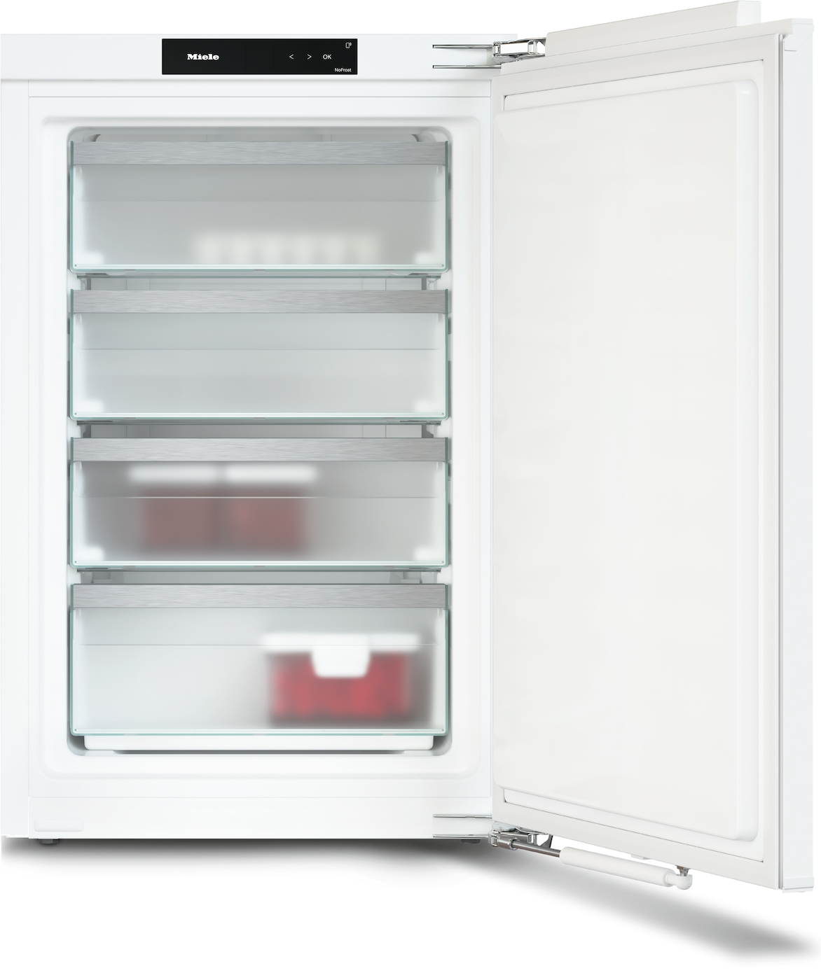 Ein Miele Kühlschrank mit geöffneter Tür, vier Glasböden, drei Schubladen.