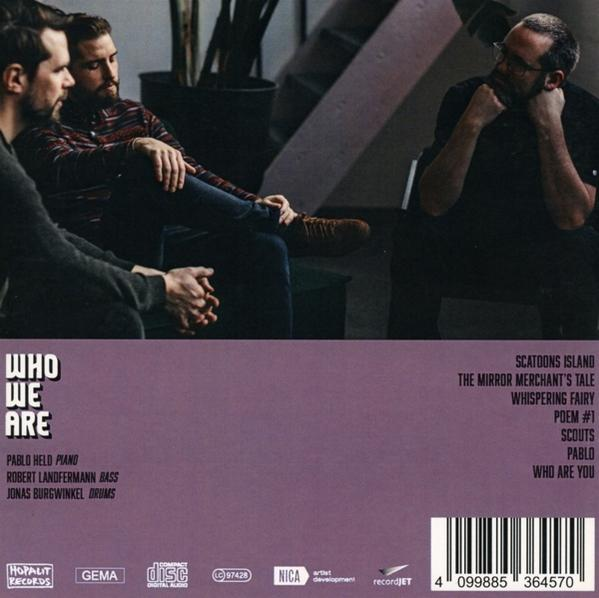 Drei Männer sitzen auf einer Bank, Albumtitel und Trackliste.