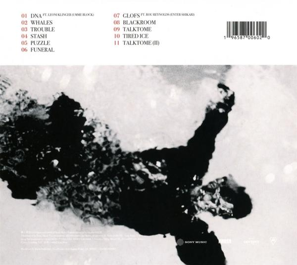 Albumcover: Schwarz-Weiß-Bild einer Person, die unter Wasser ist, mit Songtiteln.