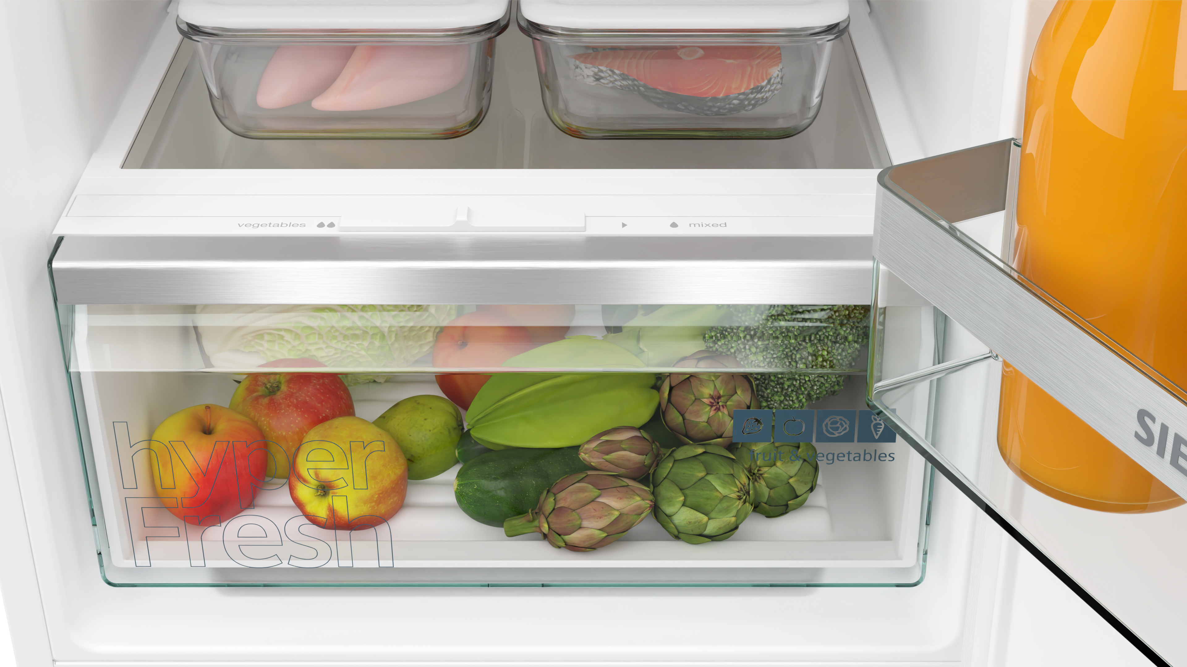 Im Kühlschrank werden frisches Gemüse und Obst in einer transparenten Schublade aufbewahrt.