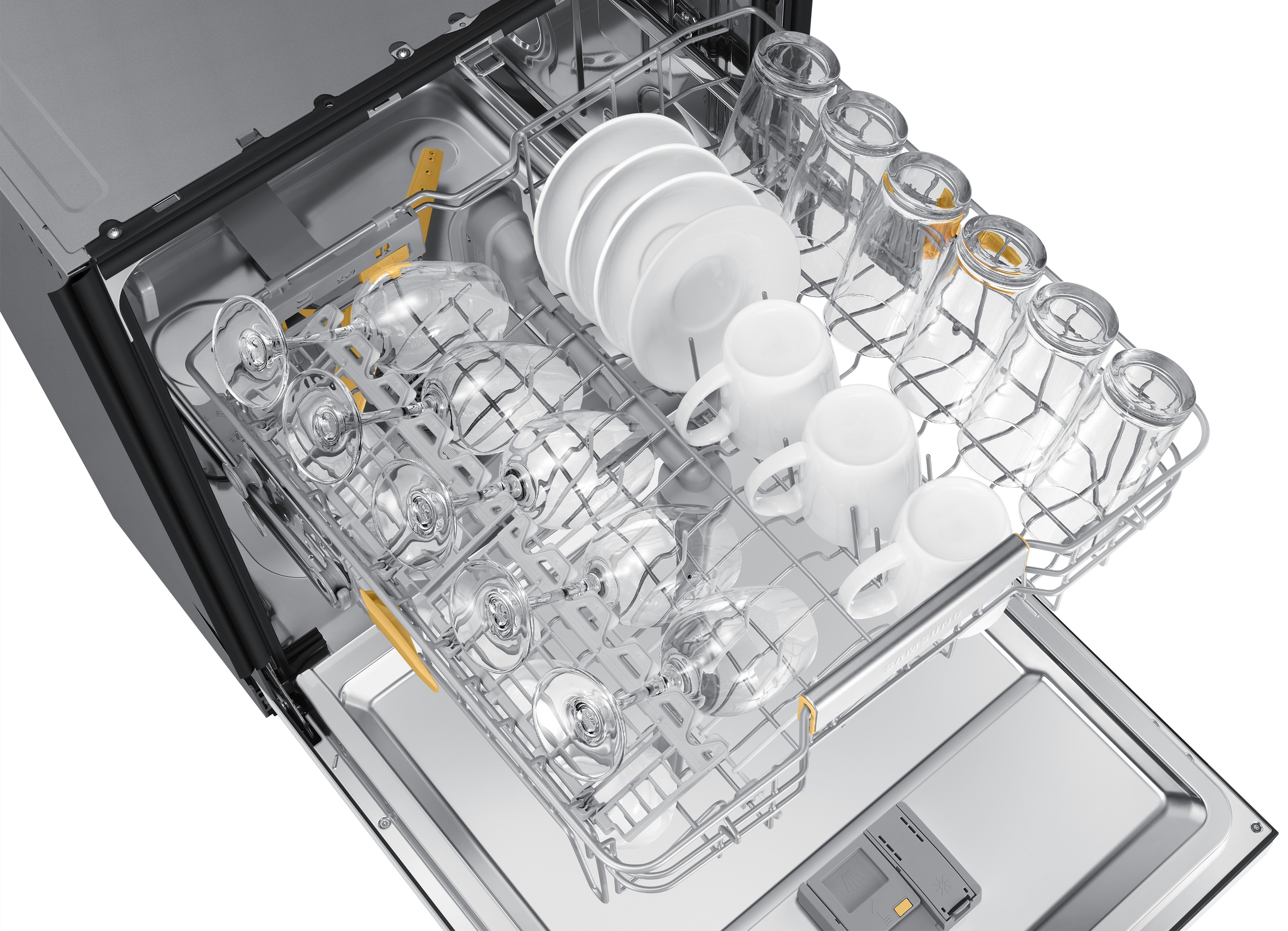 Wnętrze zmywarki z naczyniami, szklankami i sztućcami w koszach.