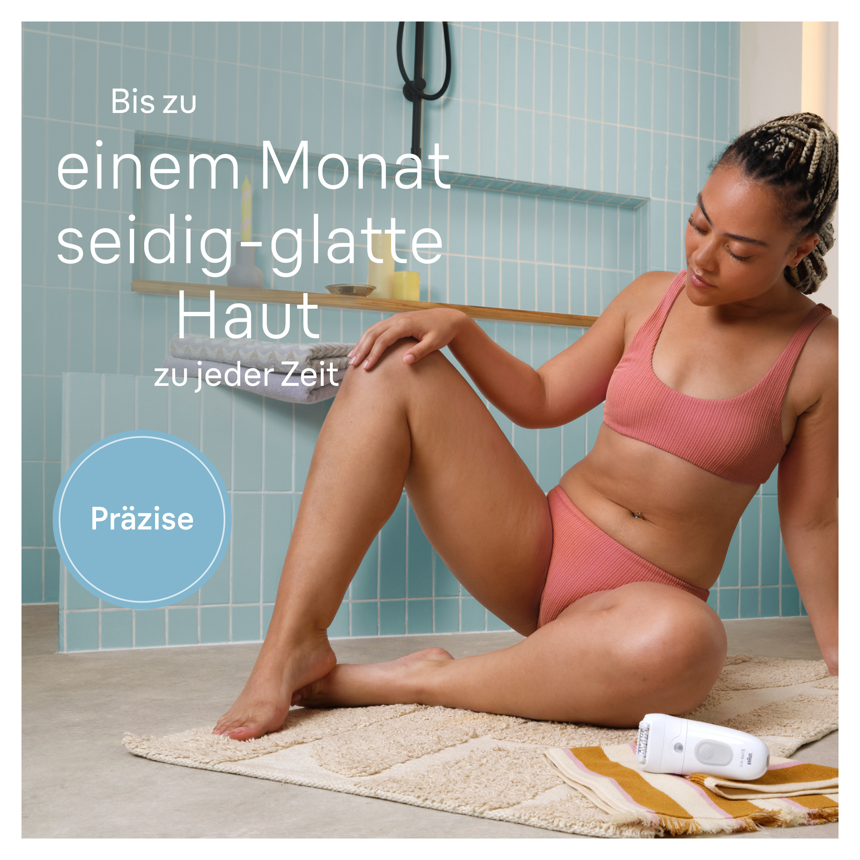 Femme dans la salle de bain, assise, utilisant un épilateur, texte: 'peau lisse pendant un mois'.