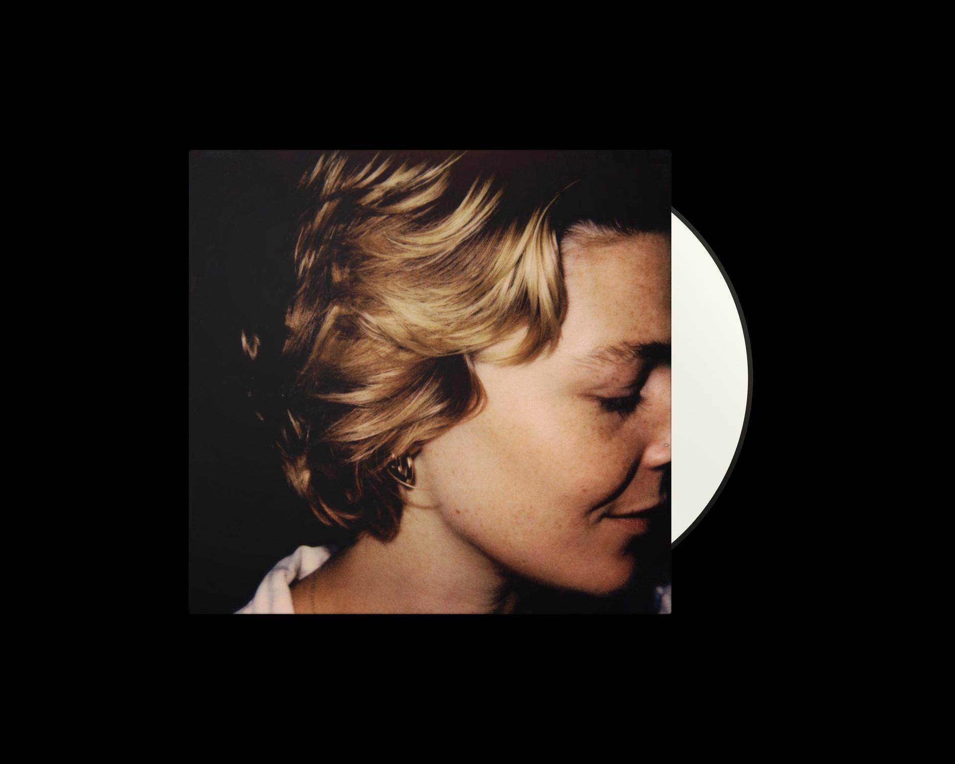 Albumcover, Gesicht einer Frau, Seitenansicht, kurze blonde Haare, dunkler Hintergrund.