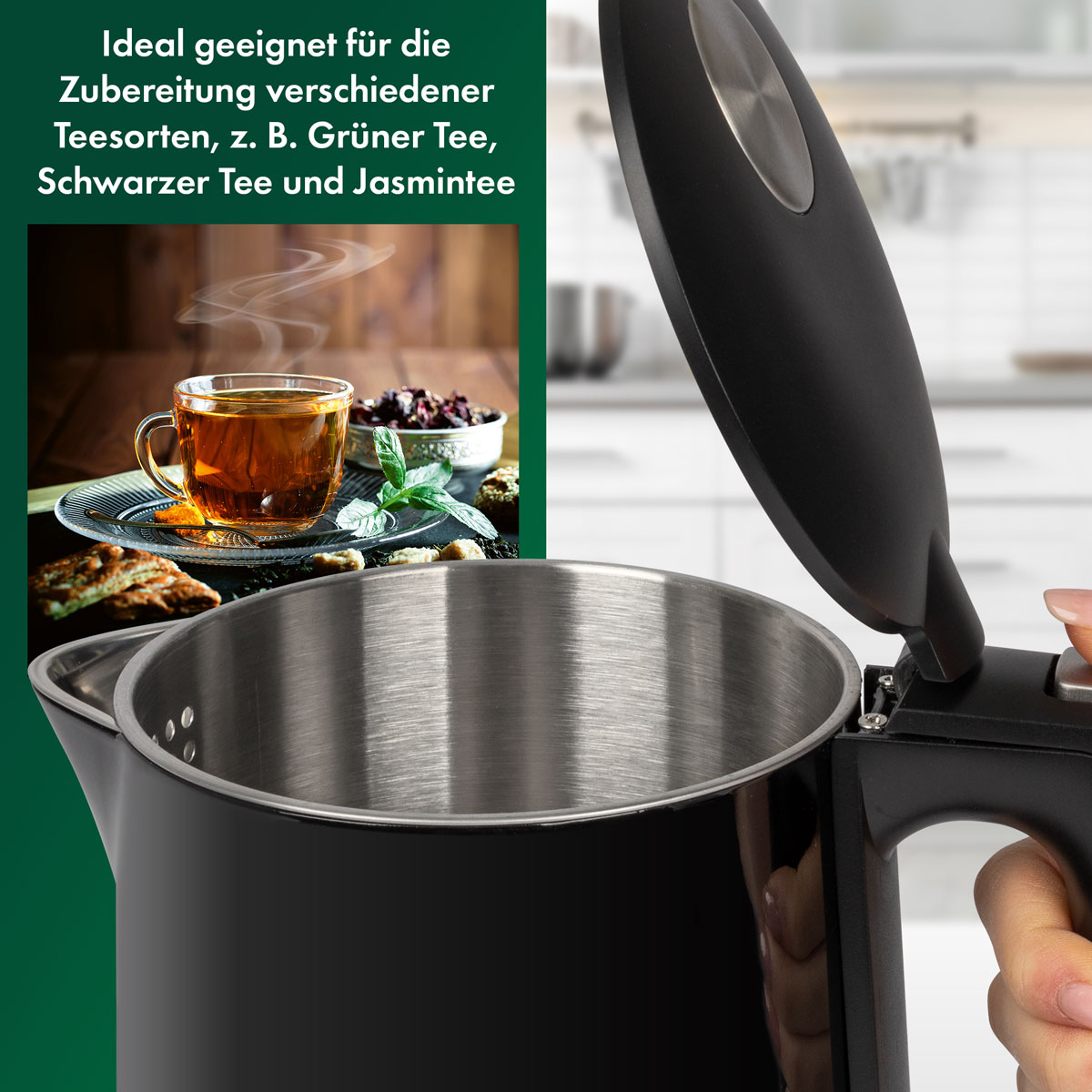 Schwarzer Wasserkocher mit offenem Deckel. Eine Tasse Tee und Zutaten im Einsatz.