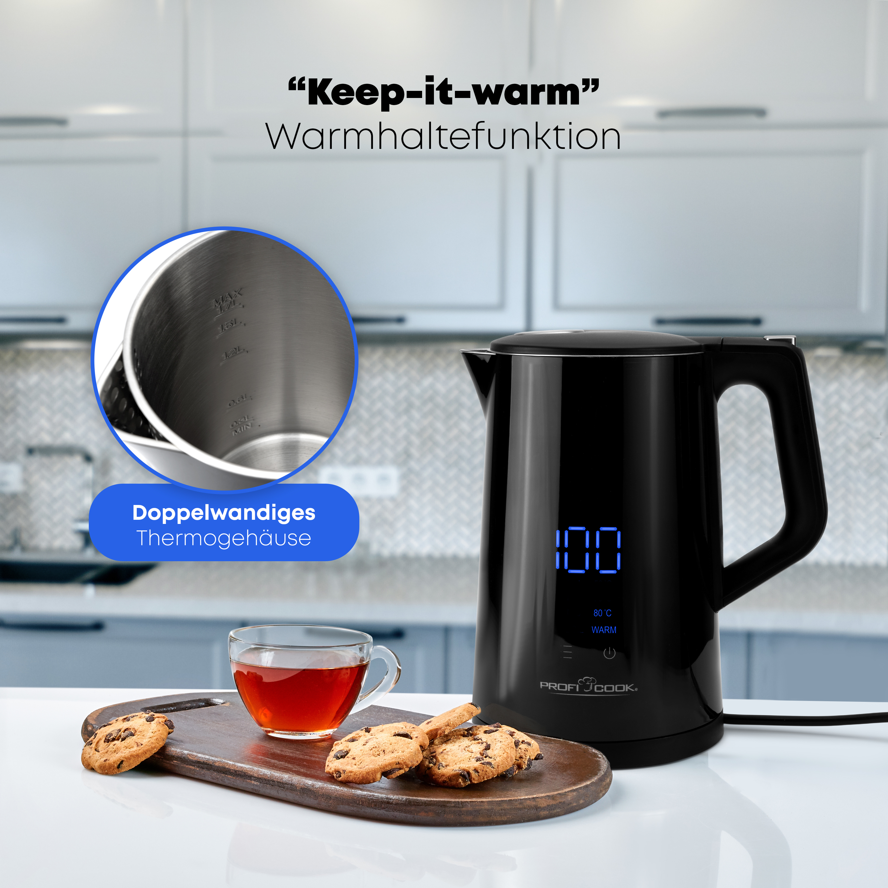 Schwarzer Wasserkocher mit digitaler Anzeige. Kekse und Tee auf einem Holzbrett.