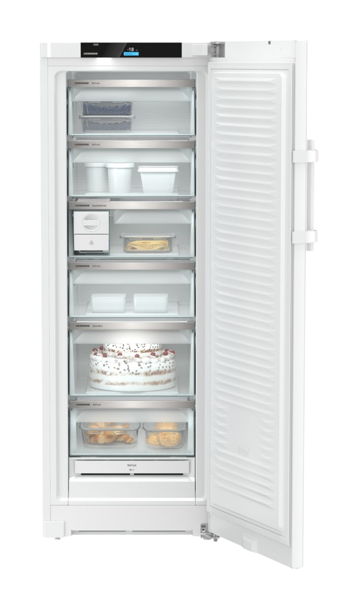 Ein weißer Kühlschrank mit offener Tür, der verschiedene Fächer mit Lebensmitteln zeigt.