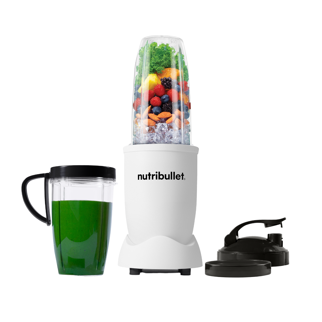 Weißer Nutribullet-Blender mit Früchten und Eis. Eine grüne Smoothie-Tasse und Zubehör liegen daneben.