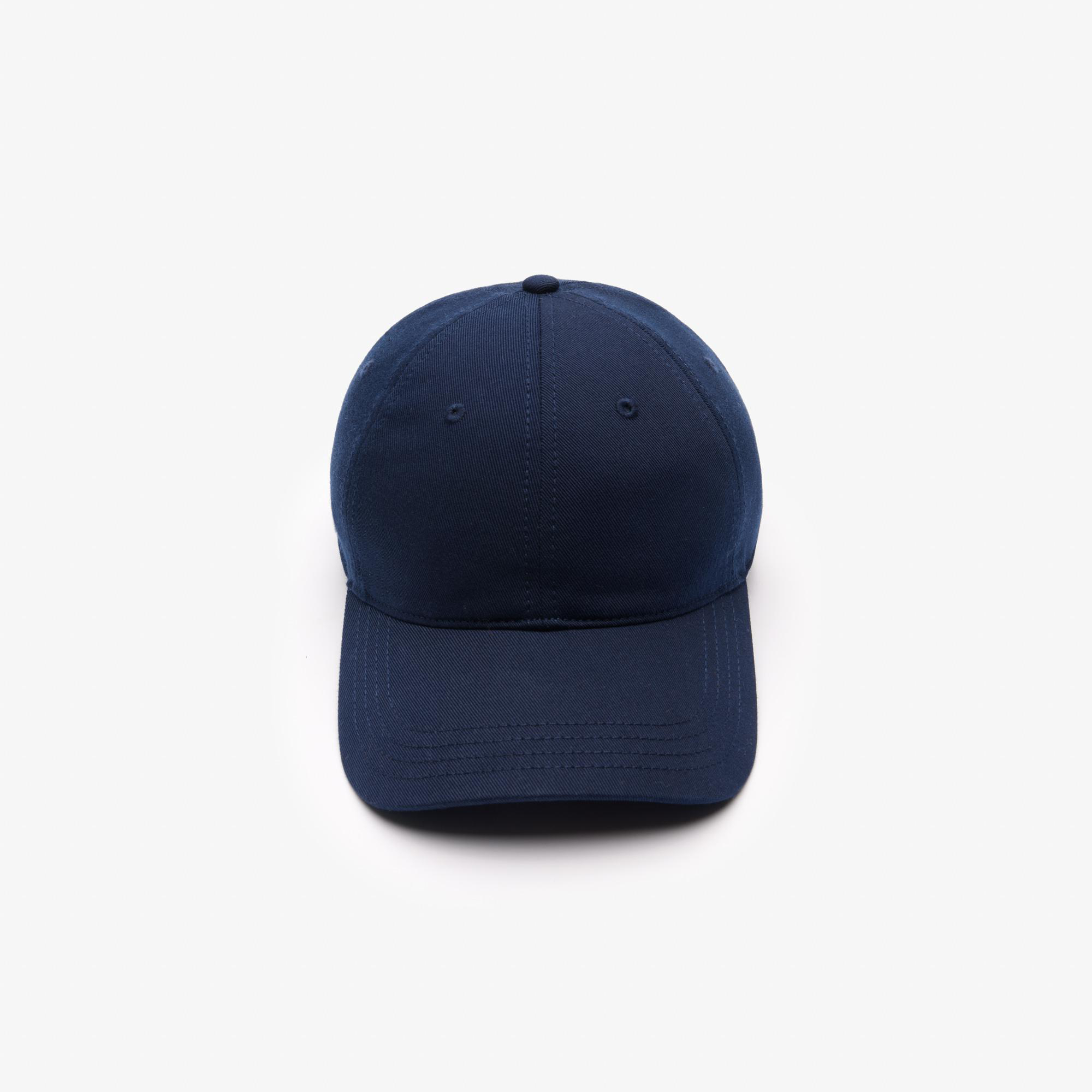 Marineblaue Baseballkappe auf weißem Hintergrund.