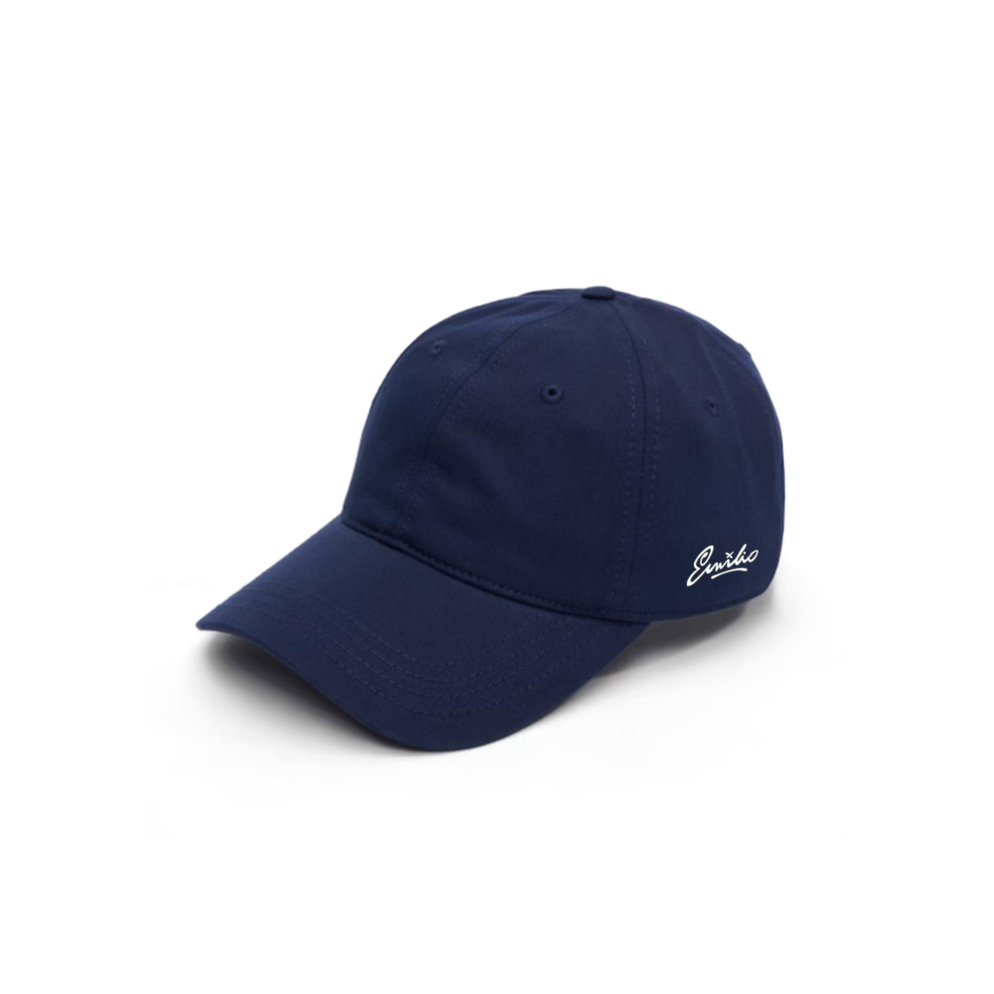 Marineblaue Baseballkappe mit weißem gesticktem Text auf weißem Hintergrund.