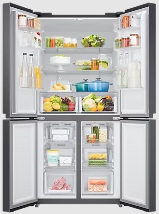 Lodówka z otwartymi drzwiami, wypełniona produktami spożywczymi w przegródkach.