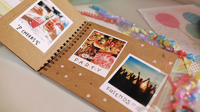 Un scrapbook avec photos et légendes manuscrites : Cheers, Party, Friends.