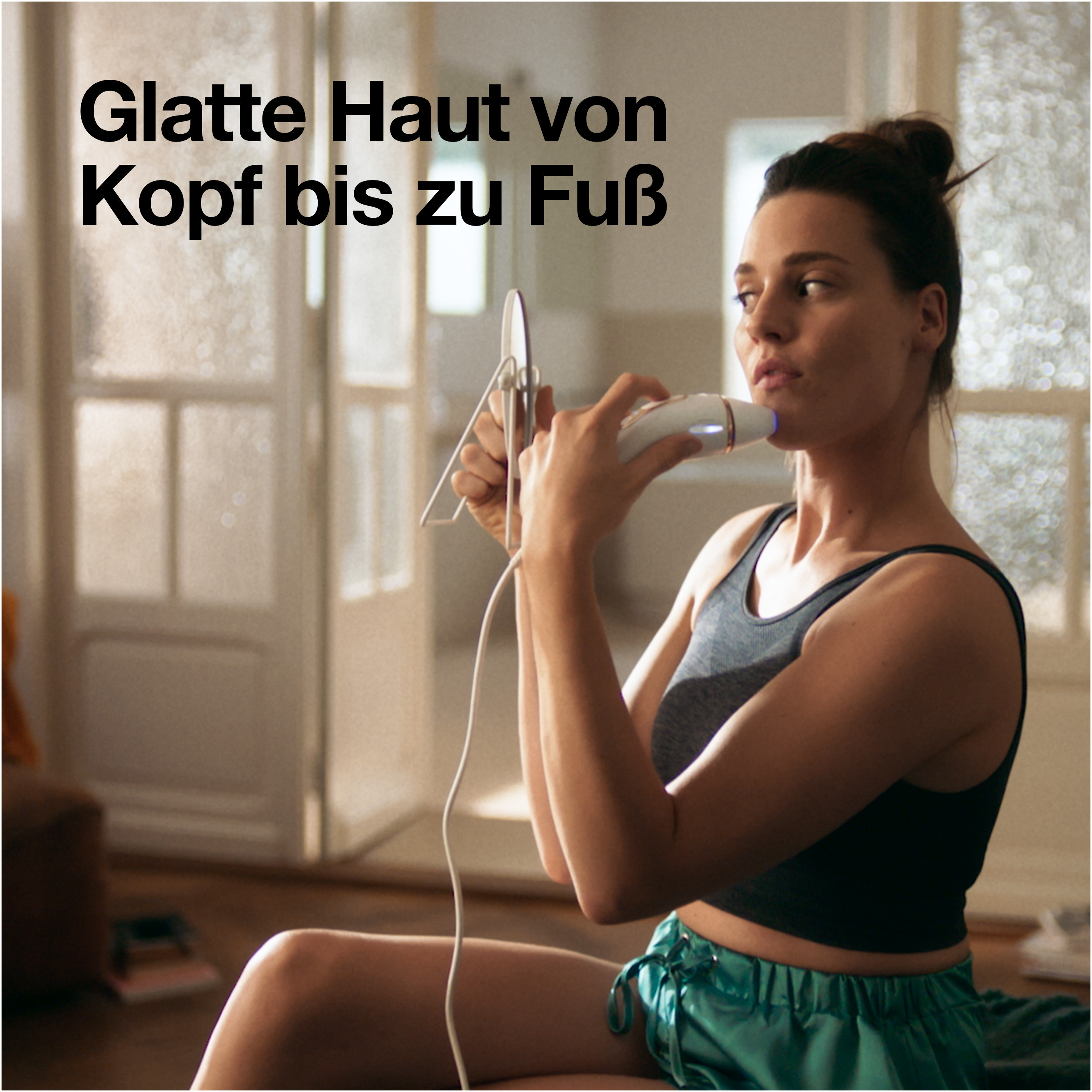Frau benutzt ein Gerät im Gesicht. Text: Glatte Haut von Kopf bis Fuß.