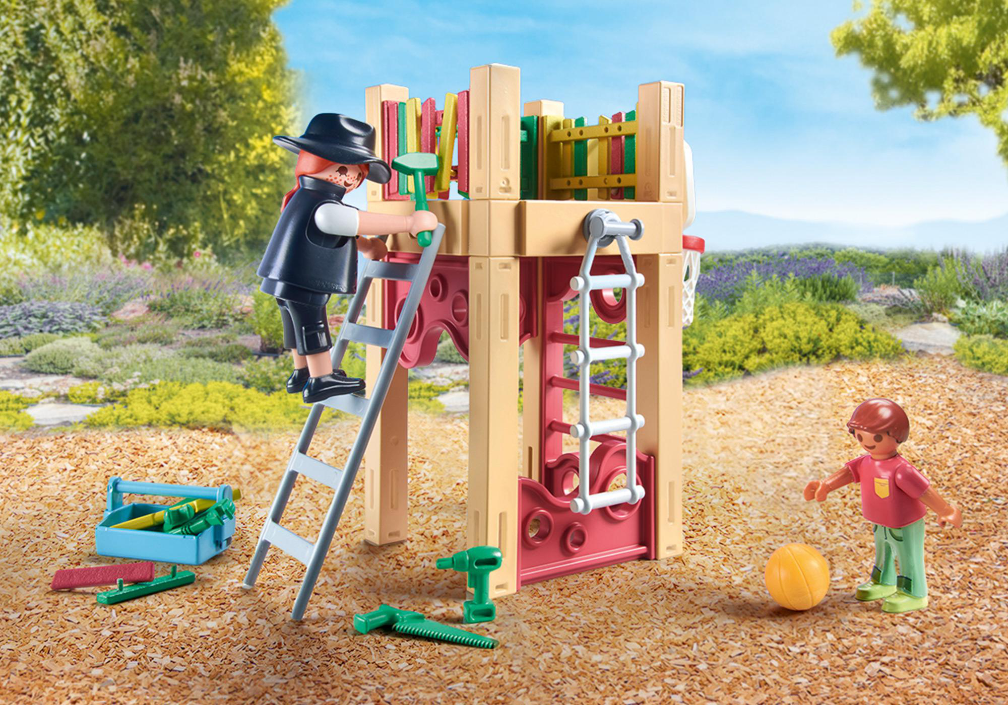 Ein Playmobil-Spielplatz mit zwei Figuren: eine auf einer Leiter und eine andere mit einem Ball spielend.