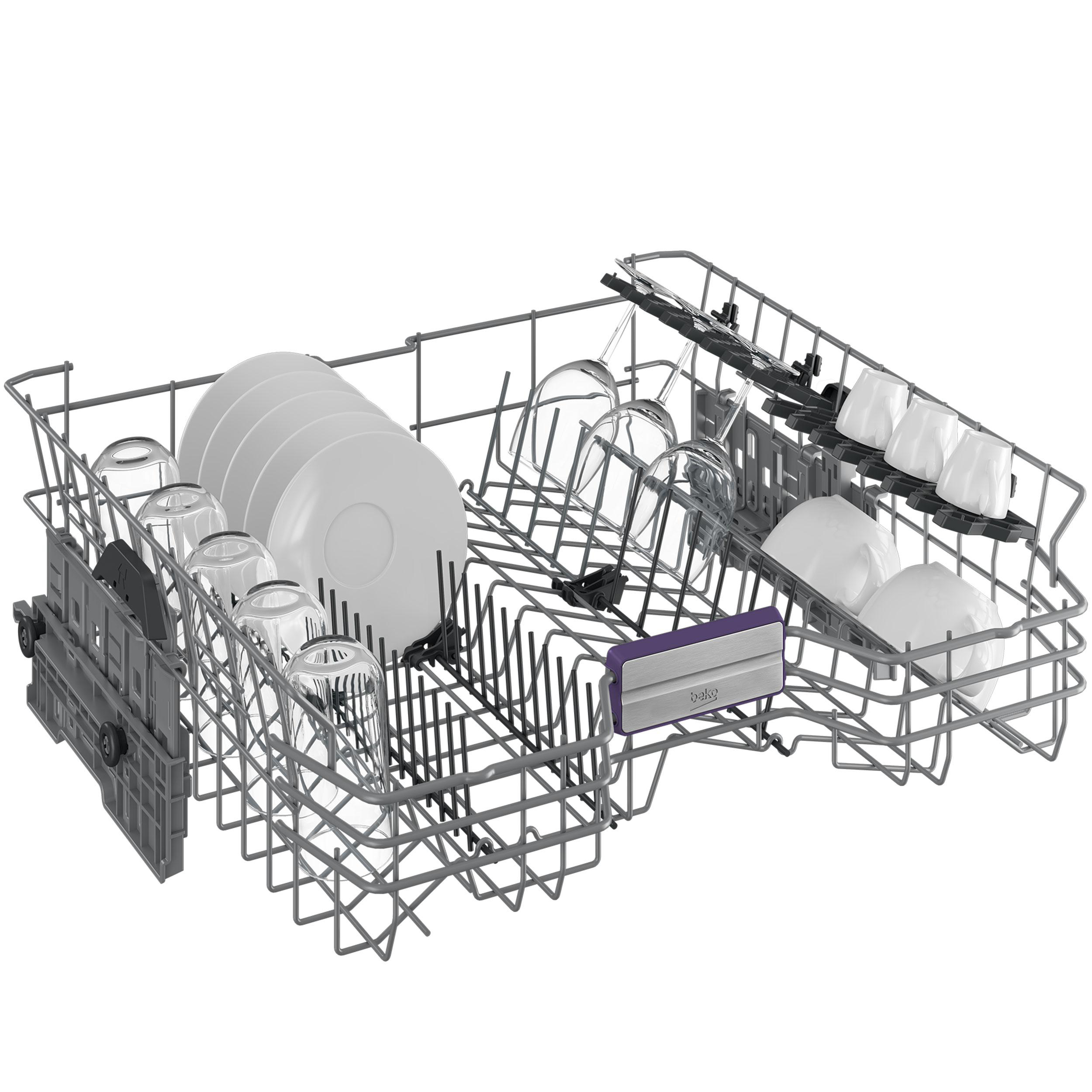 Geschirrspülergestell mit Tellern, Gläsern und Besteck, bereit zum Reinigen.