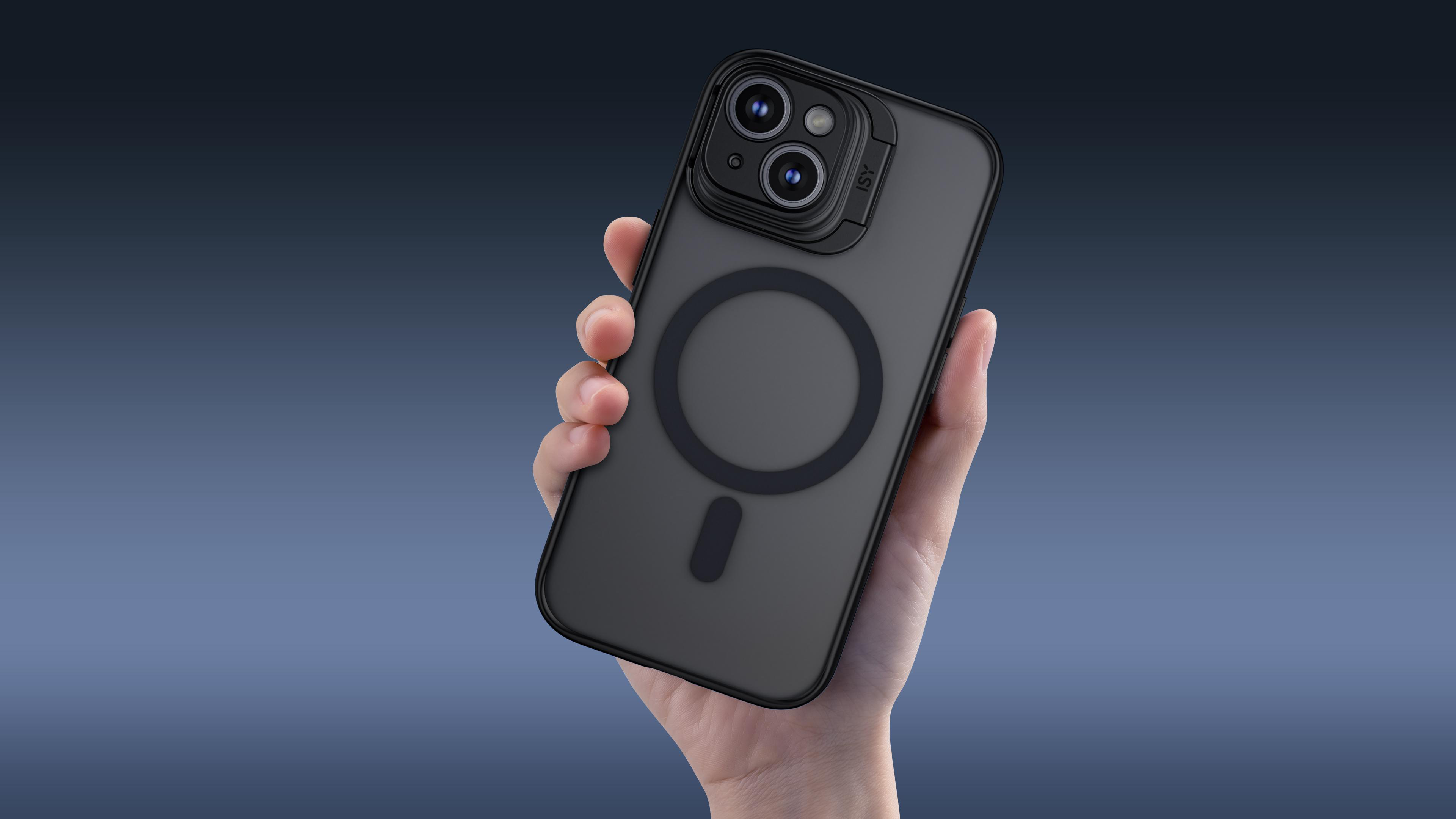 Hand hält ein schwarzes Telefon mit Hülle. Die Hülle hat ein kreisförmiges Design. Hintergrund ist ein Blauton.