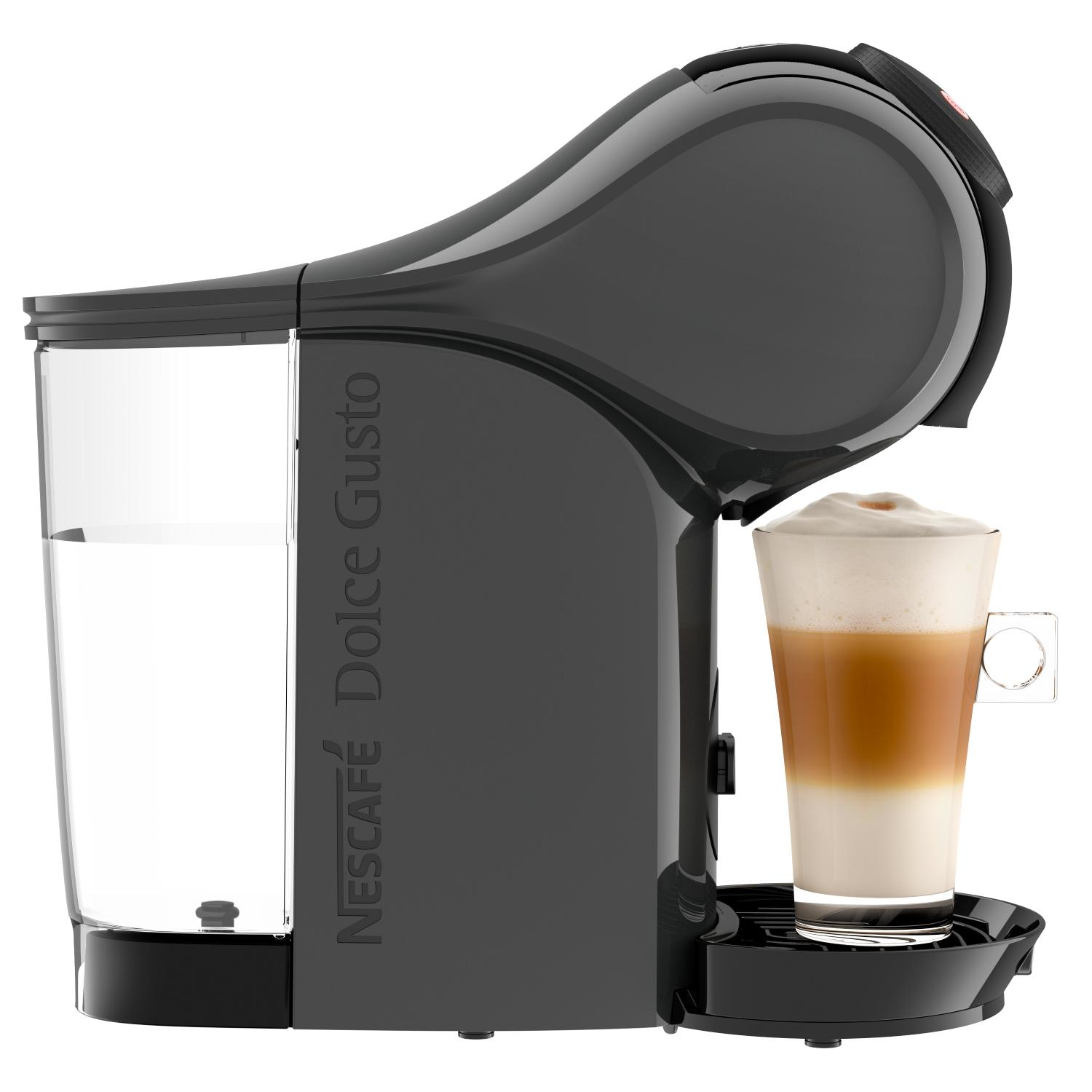 Una cafetera Dolce Gusto negra con un latte en un vaso, vista lateral.