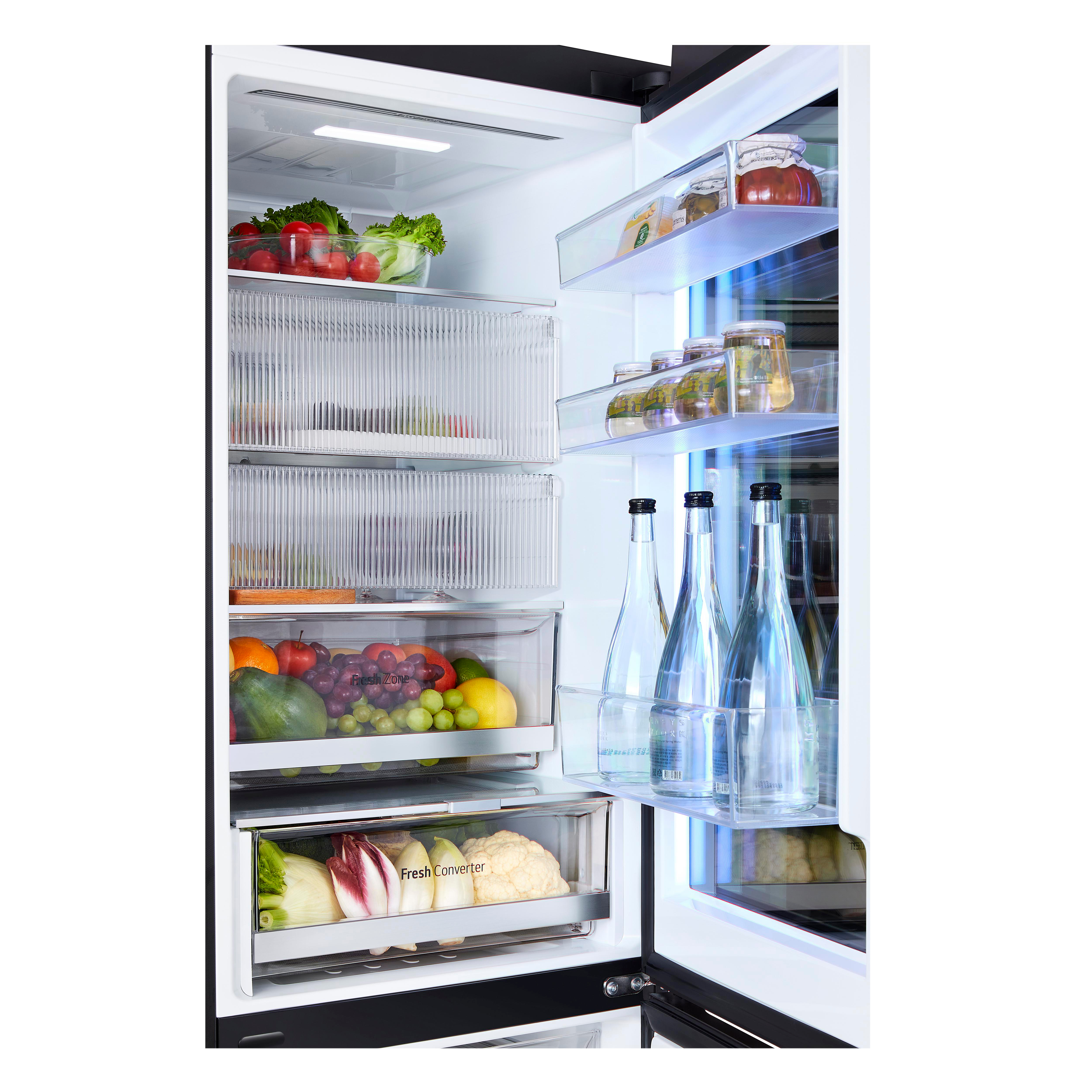 Im Kühlschrank befinden sich Früchte, Gemüse, Flaschen und Behälter.