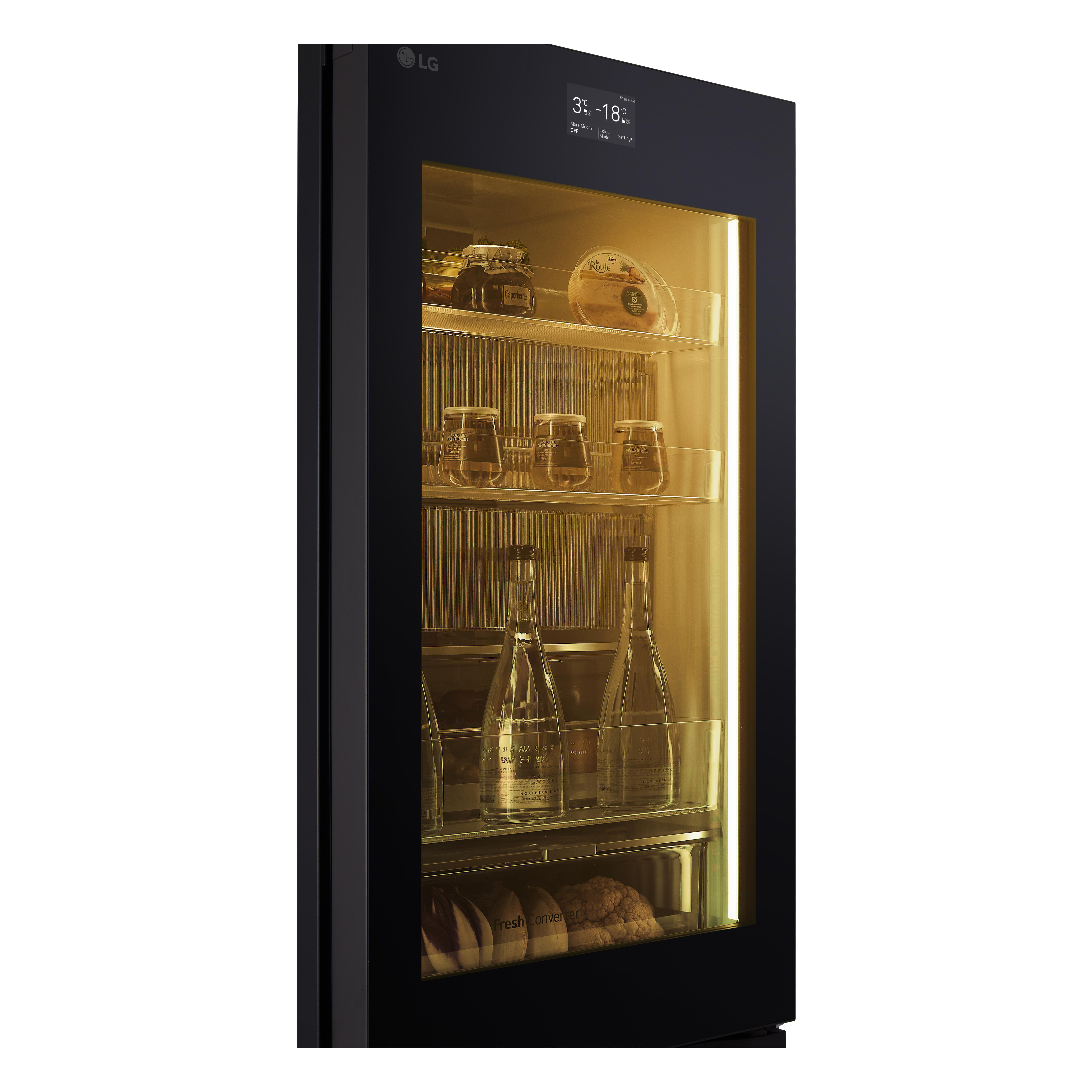 Schwarzer LG-Kühlschrank mit Glastür, Essen sichtbar.