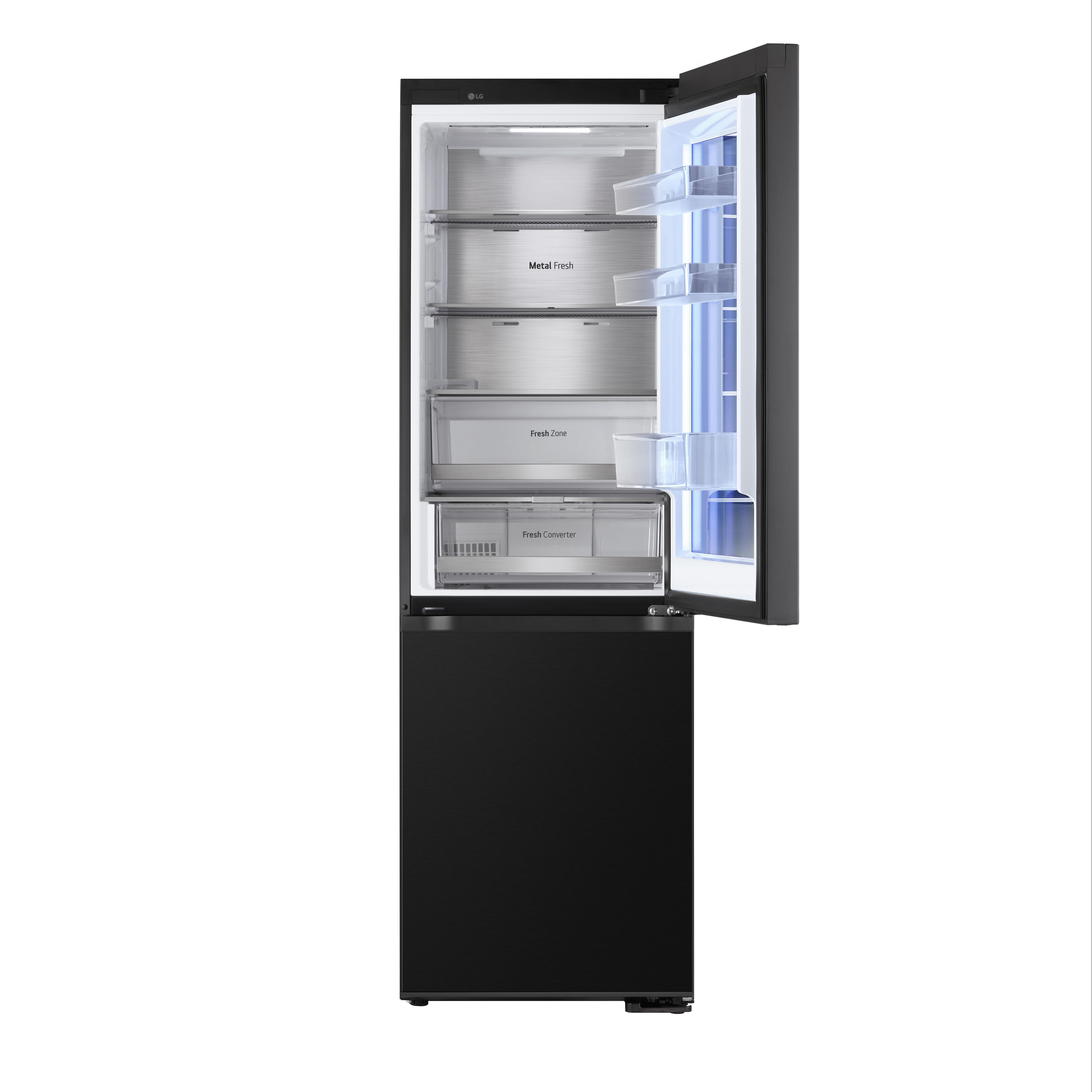 Schwarzer Kühlschrank mit offener Tür, Innenansicht.