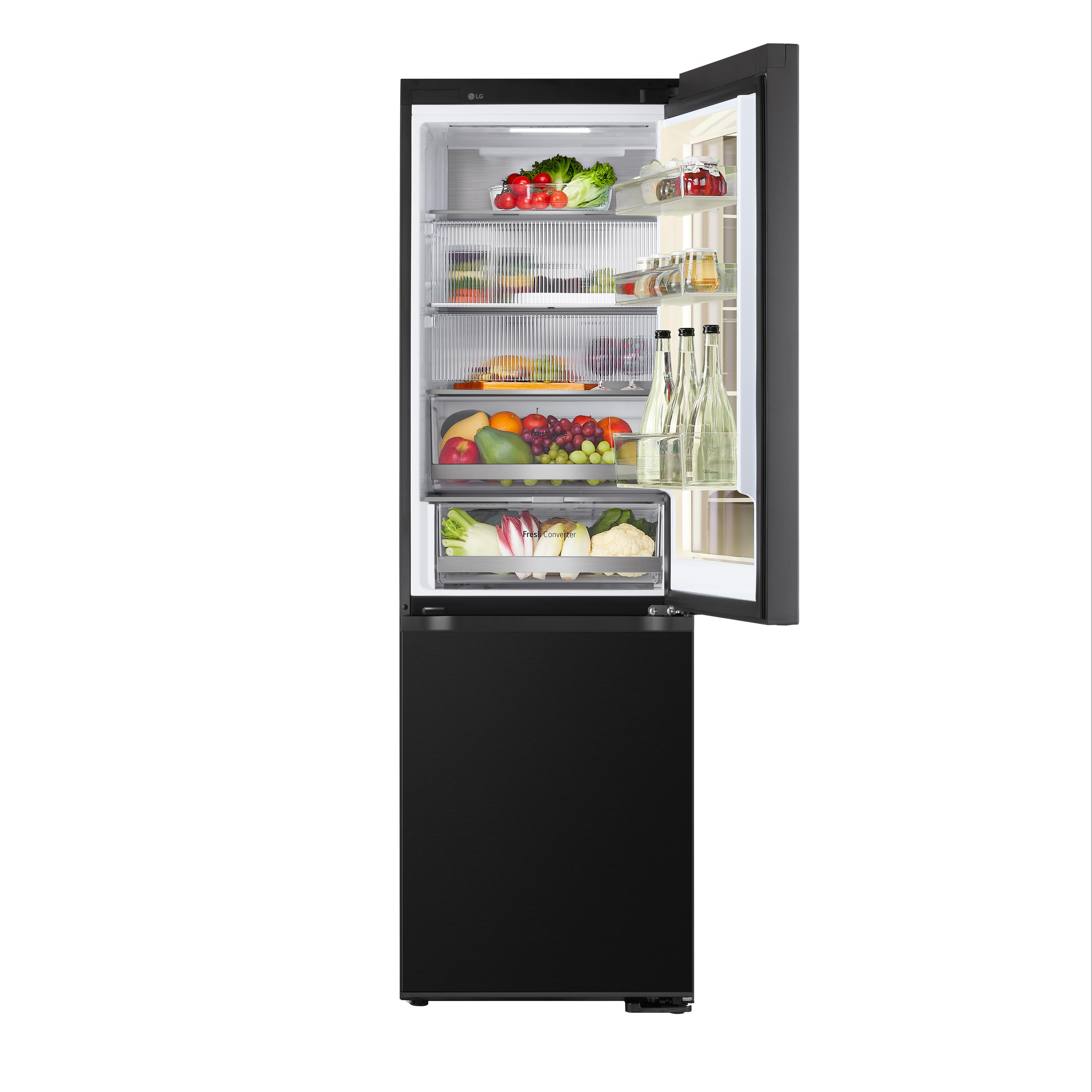 Schwarzer Kühlschrank mit offener Tür. Im Inneren befinden sich Regale mit Obst, Gemüse und Flaschen.