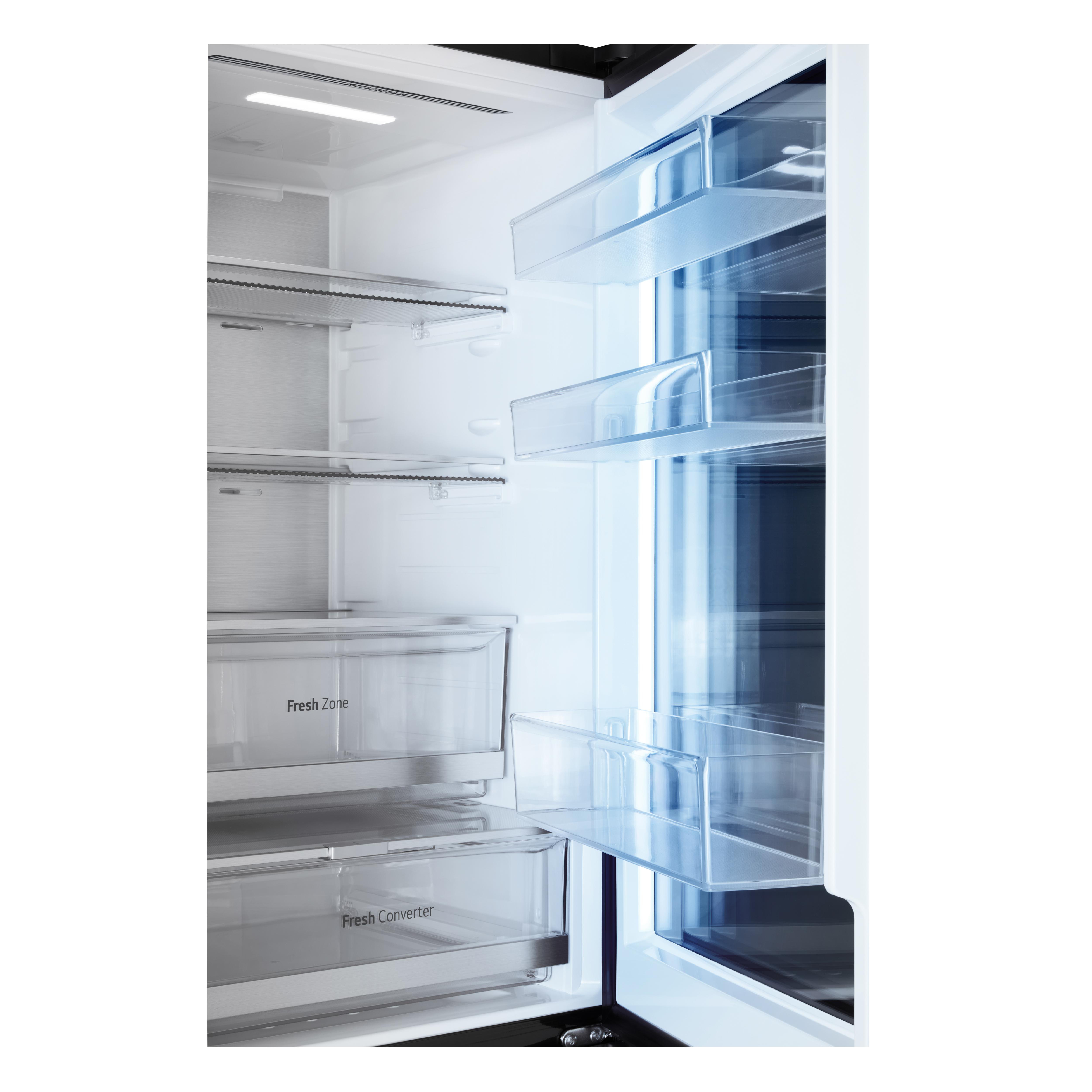 In einem Kühlschrank: Regale, Schubladen und LED-Leuchten. Die Tür ist offen.