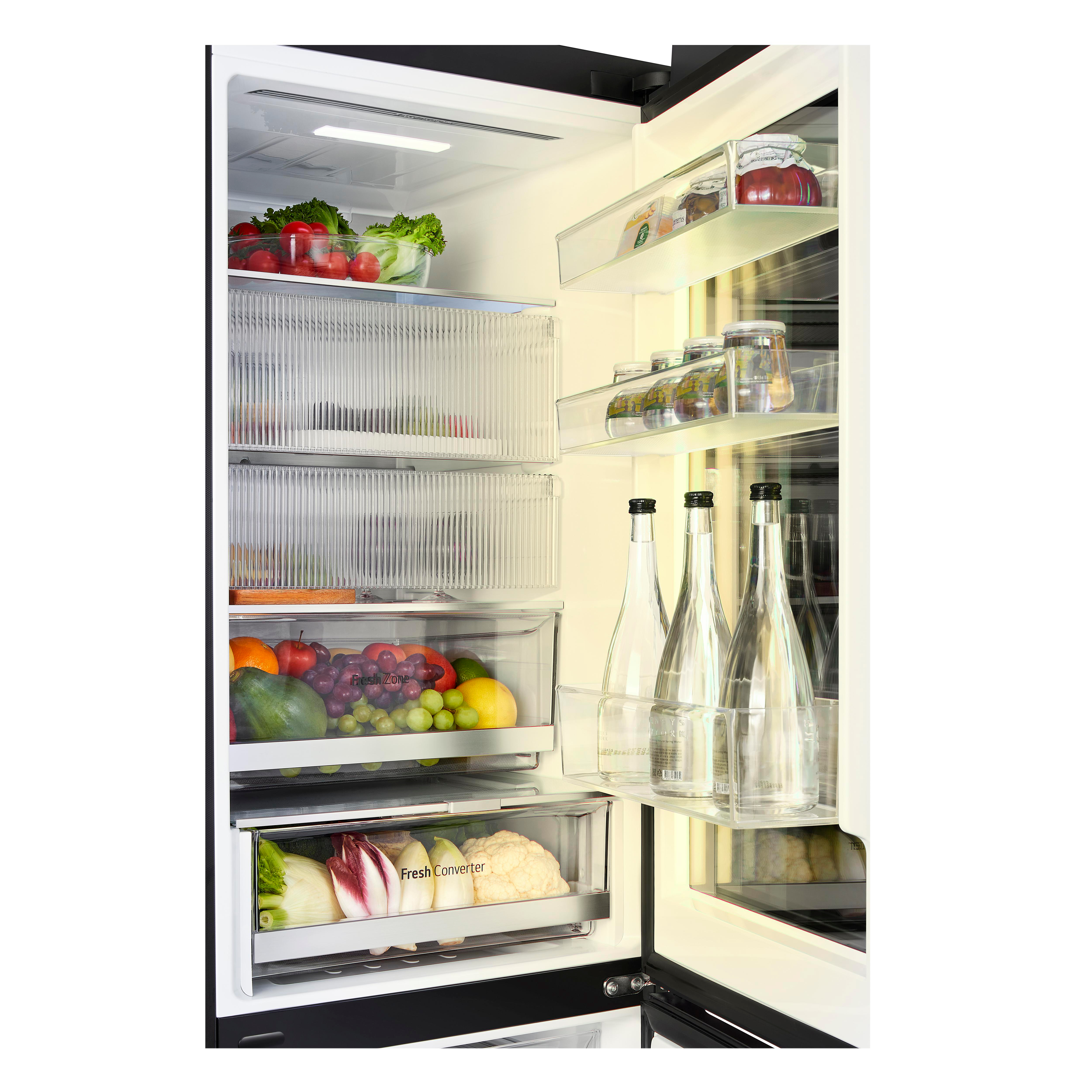 Offener Kühlschrank mit Regalen voller Essen und Getränke.