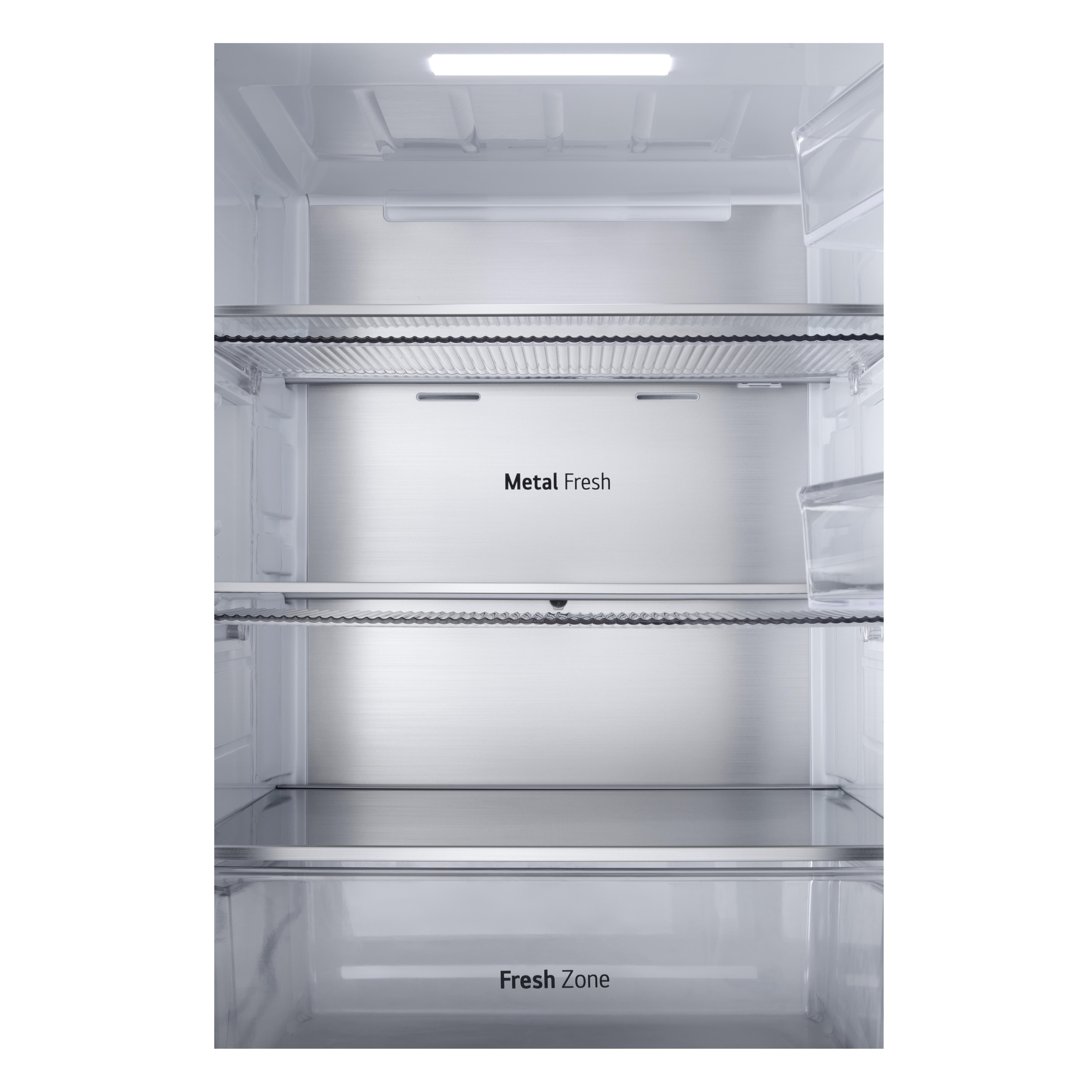 Kühlschrank-Innenraum: Regale, Metal Fresh- und Fresh Zone-Etiketten, weißer Hintergrund.