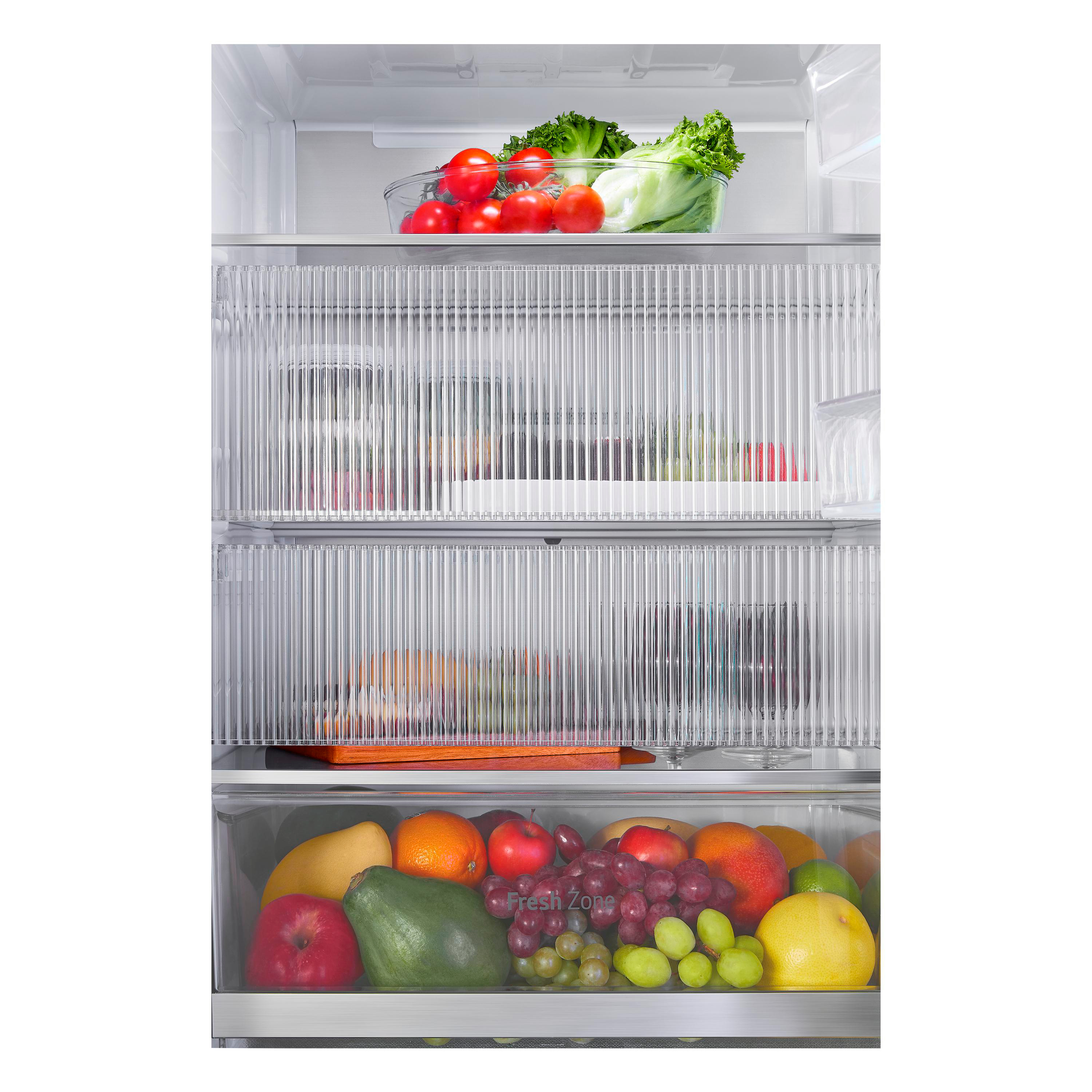 Kühlschrankinneres: Obst, Gemüse und Gläser mit Getränken.