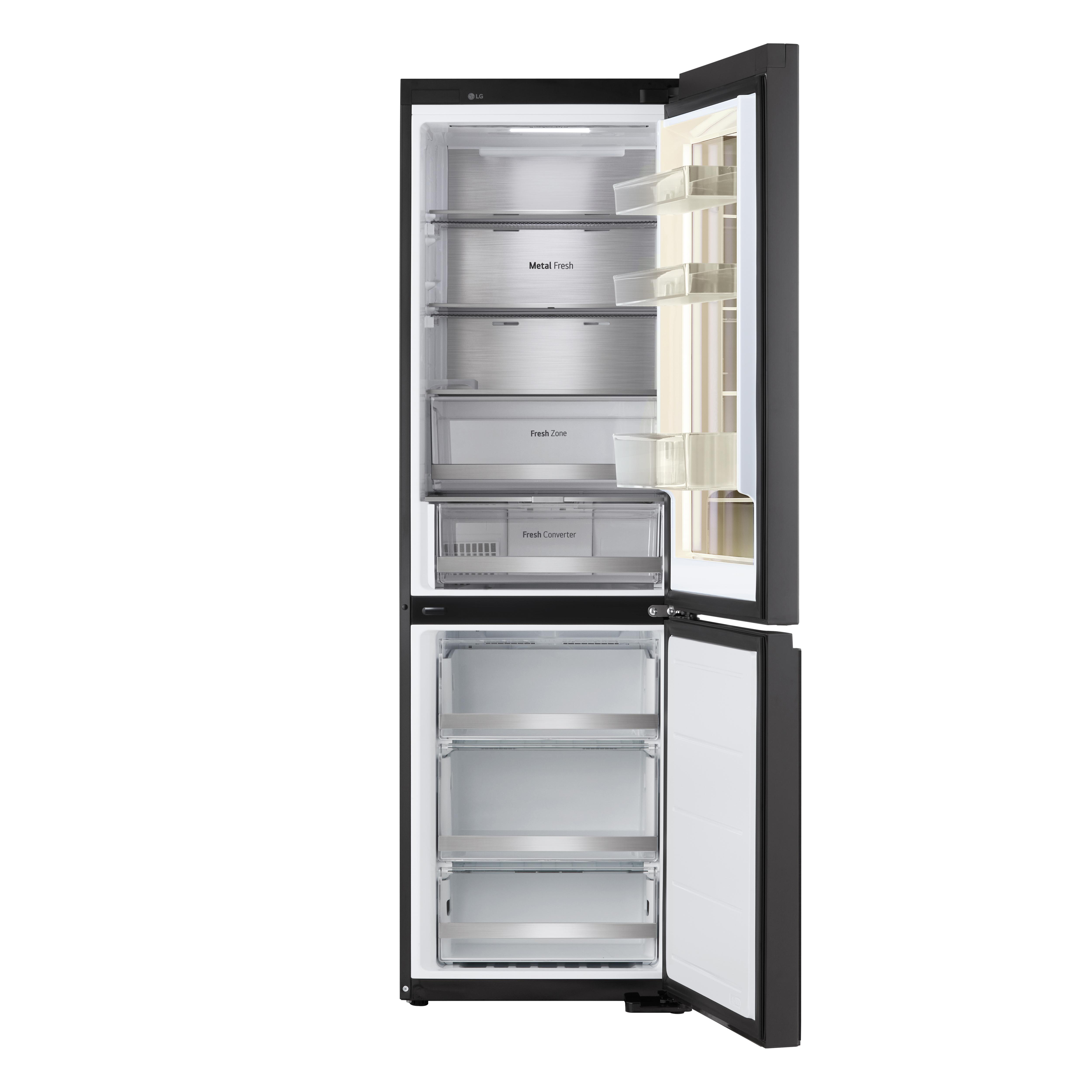 Schwarzer Kühlschrank mit offenen Türen. Innen sind Regale und Schubladen sichtbar. Weißer Hintergrund.