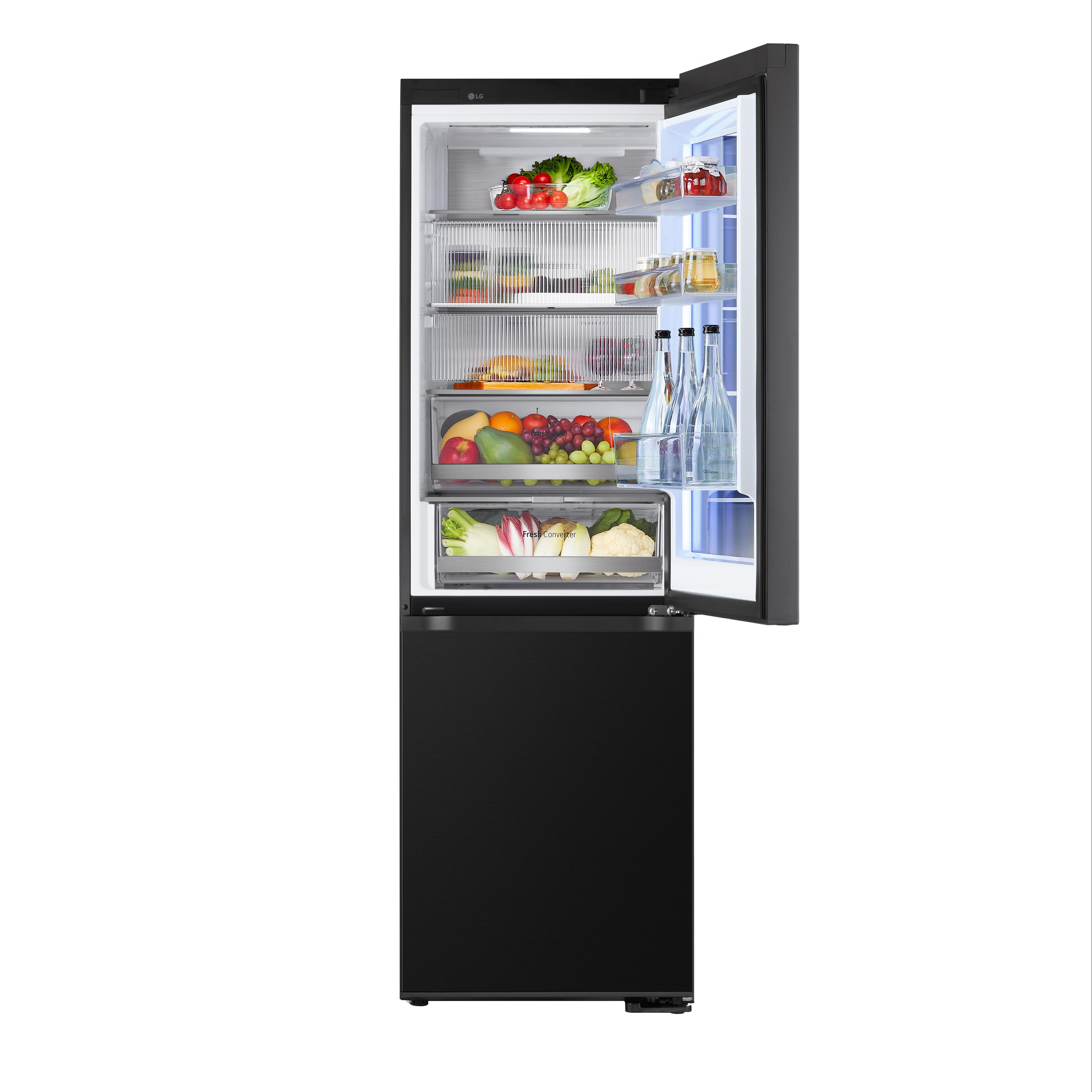 Schwarzer Kühlschrank mit offener Tür. Innen Regale mit Essen und Getränken. Weißer Hintergrund.