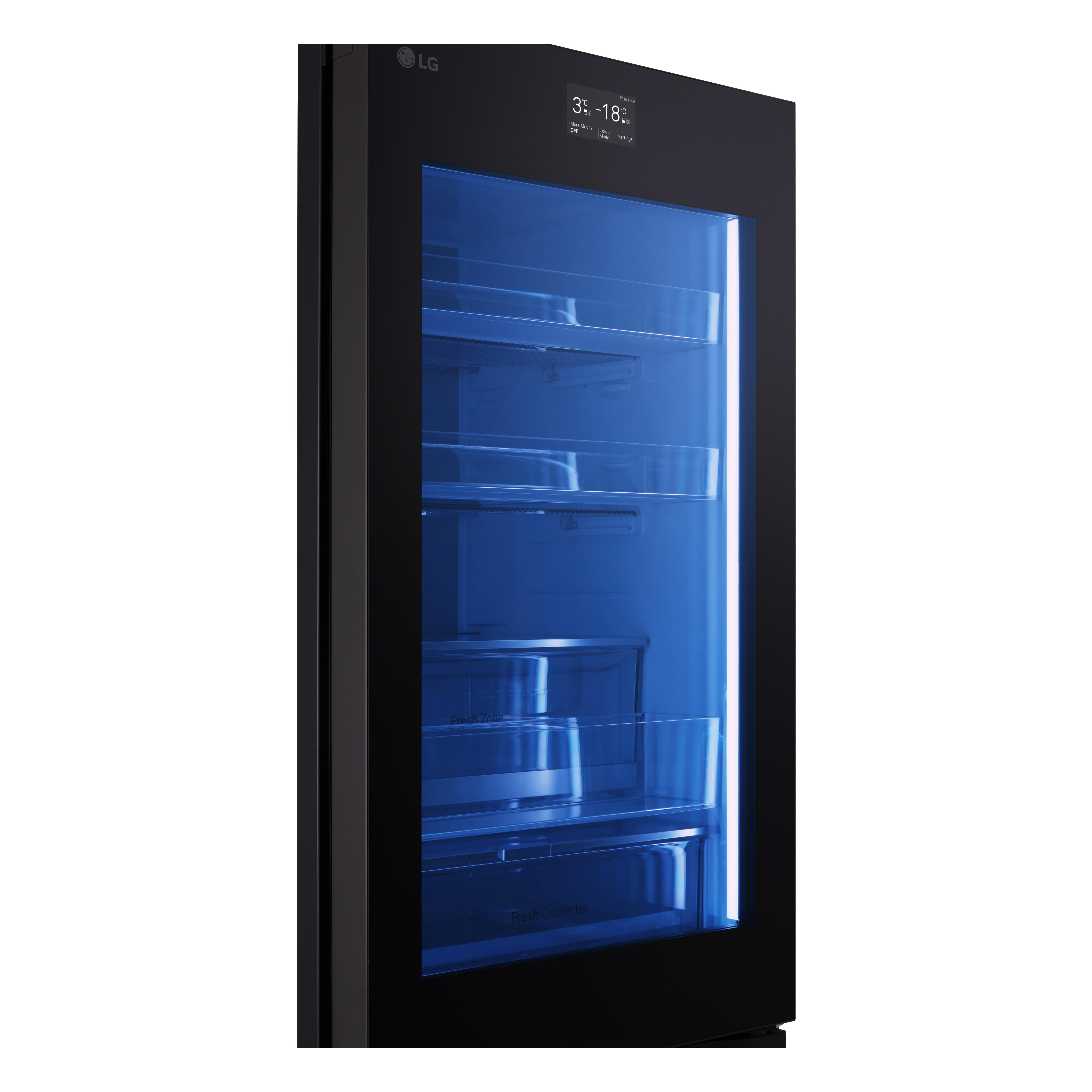 Schwarzer LG-Kühlschrank mit blau beleuchtetem Innenraum, der Regale und eine Temperaturanzeige zeigt.