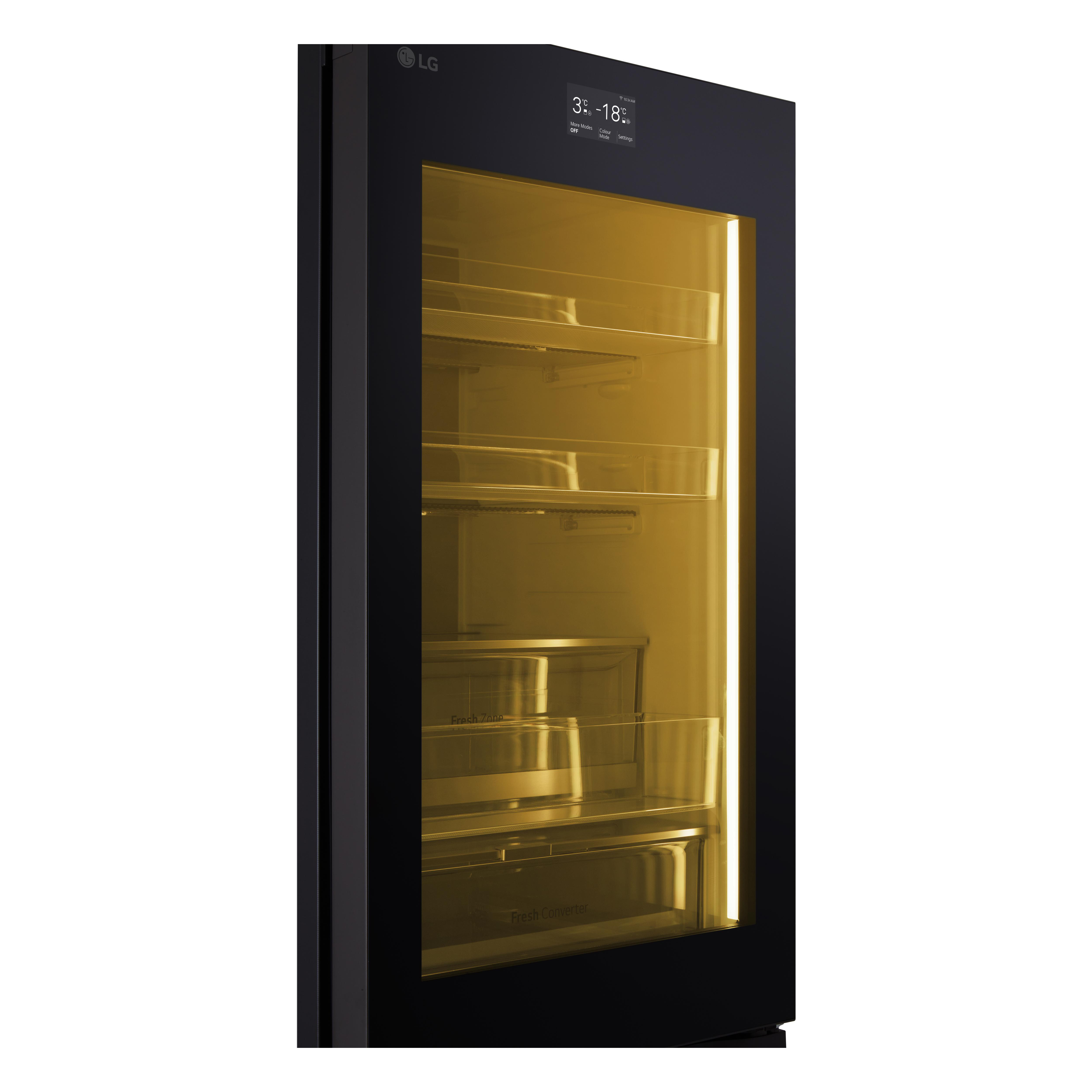 Schwarzer LG-Kühlschrank mit Glastür, die Regale und Temperatur anzeigt.